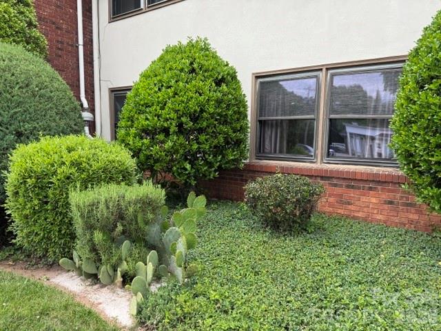 Exterior of bedroom areas. - 427 6th Avenue W, Hendersonville