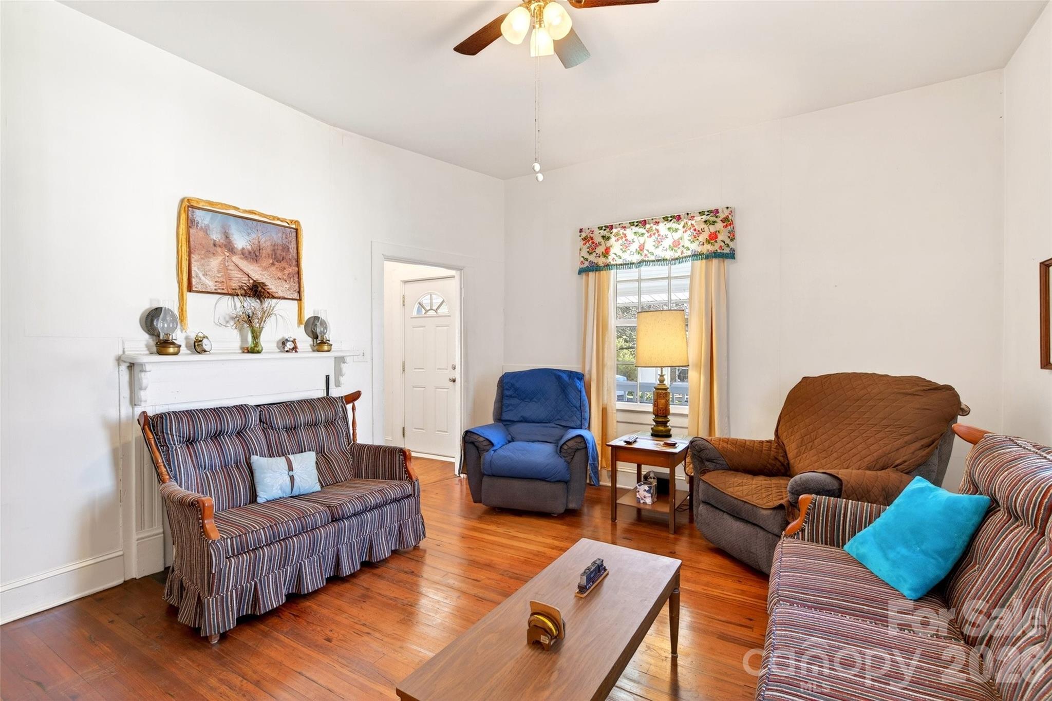 Living Room has 2 windows to let the sunshine in! - 35 Second Street, Marion