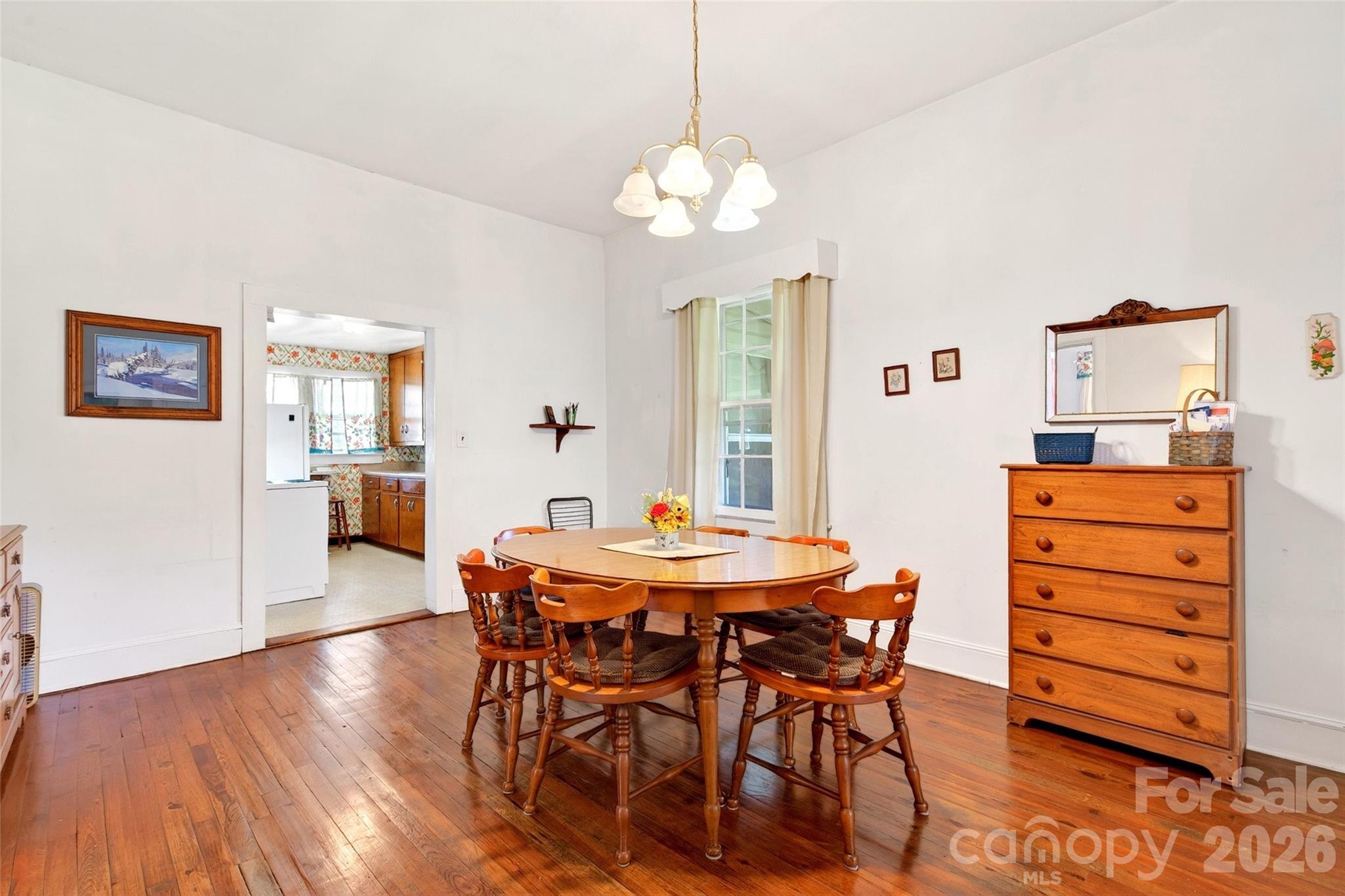 Dining area is convenient to the kitchen entry - 35 Second Street, Marion