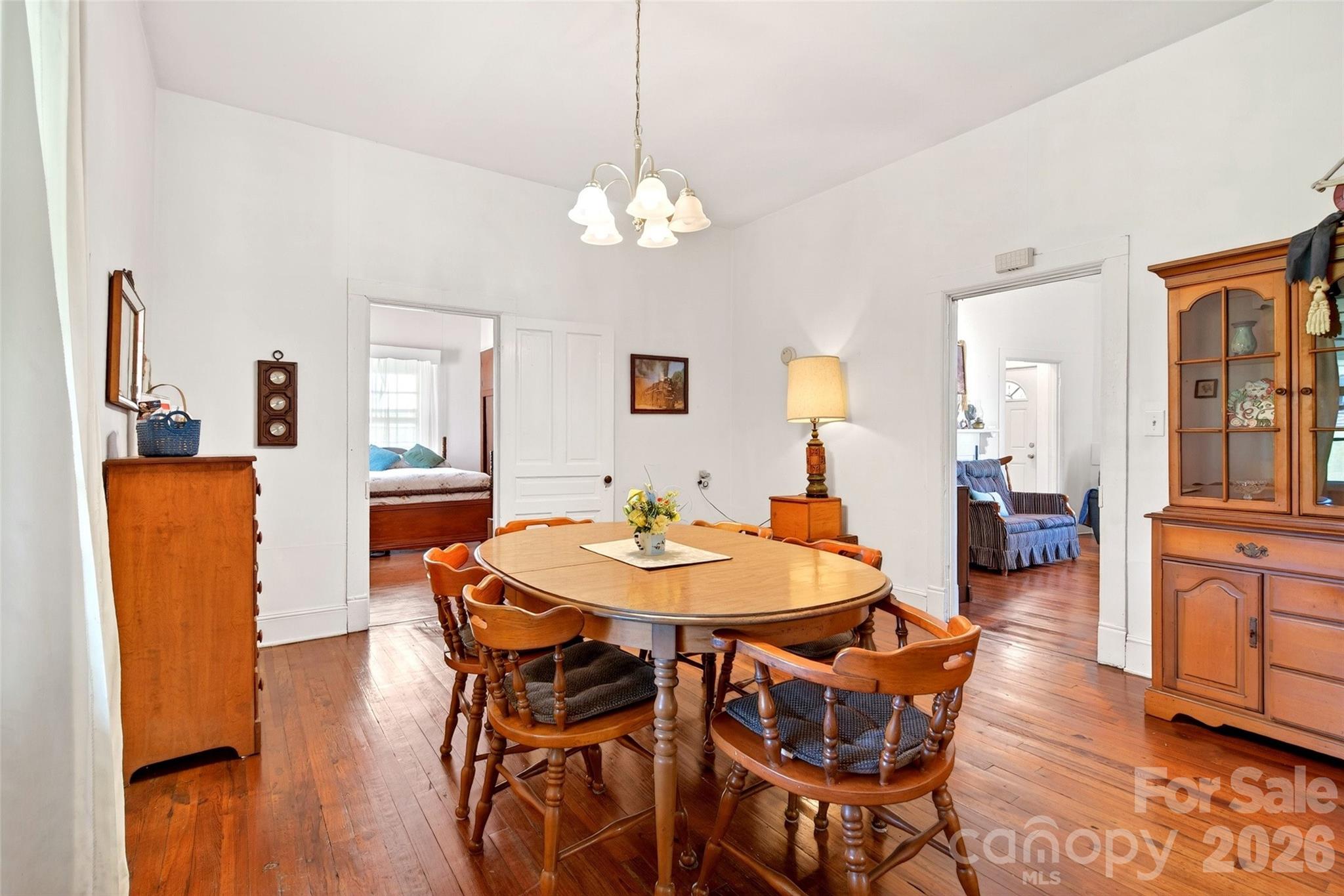 Dining area has higher ceilings and an attractive overhead light fixture - 35 Second Street, Marion