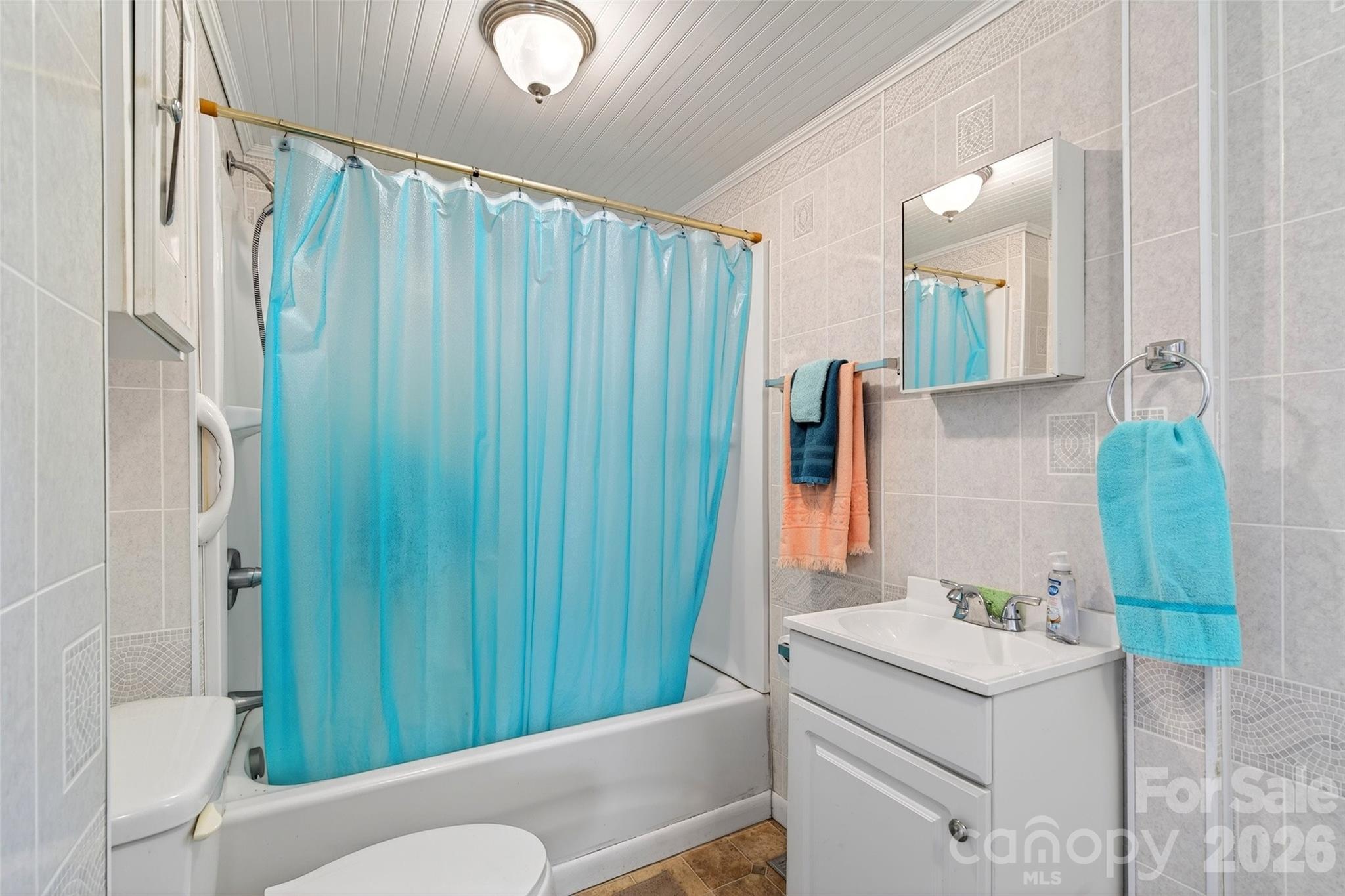 Full bath located off of primary bedroom - 35 Second Street, Marion