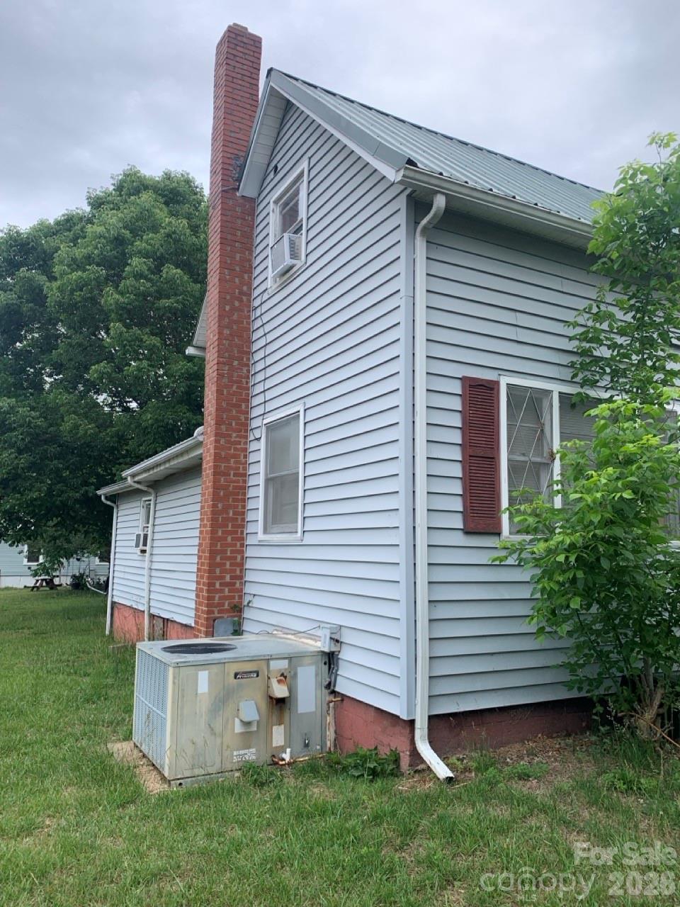 Single Family Residence at 522 W Concord Street, Morganton, photo 6 of 8