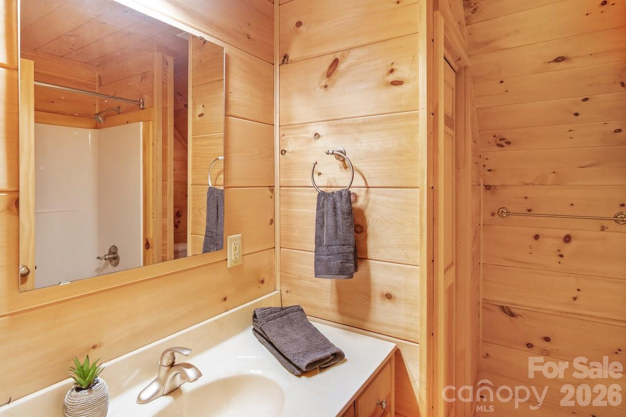 Guest Bathroom - 17 Aaron Way, Waynesville