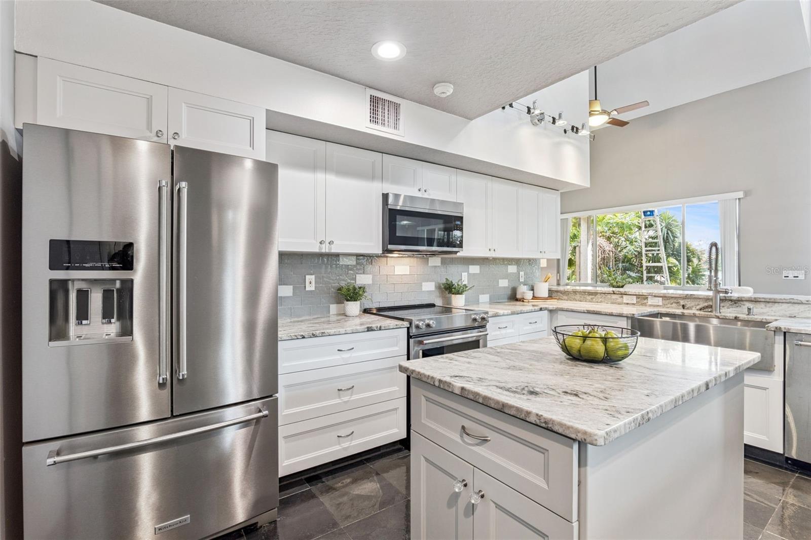 Massive marble slab breakfast bar - 9642 BEAR LAKE RD, APOPKA