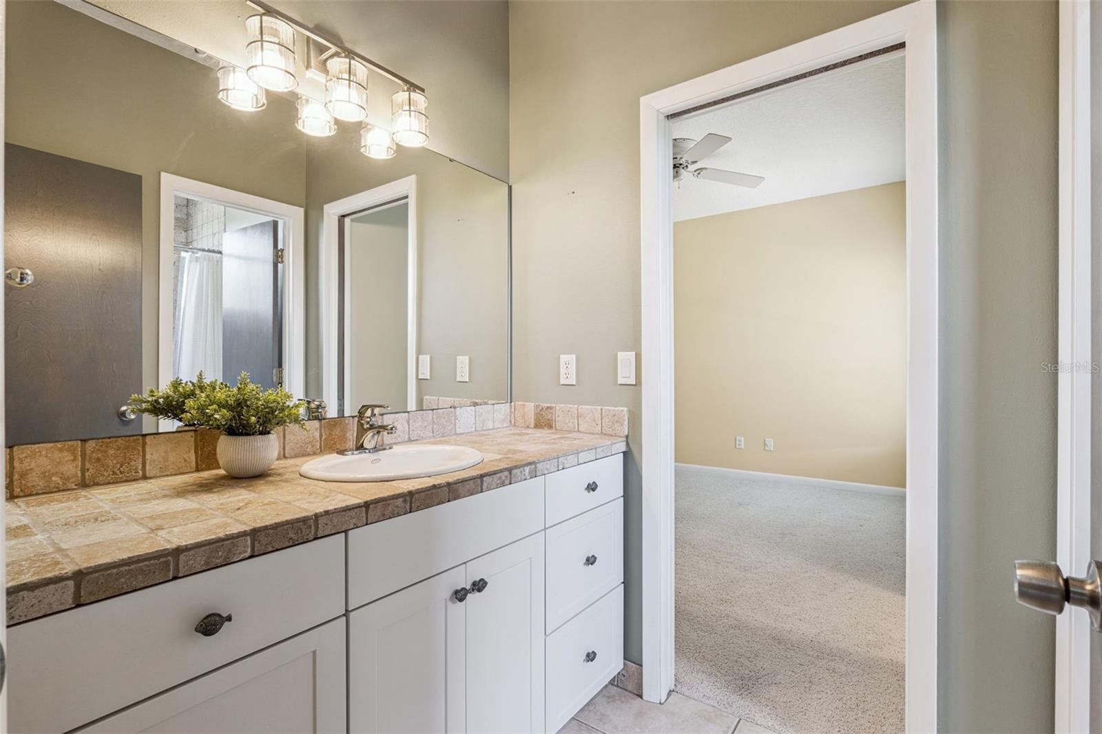 Jack 'n Jill bath upstairs - 9642 BEAR LAKE RD, APOPKA