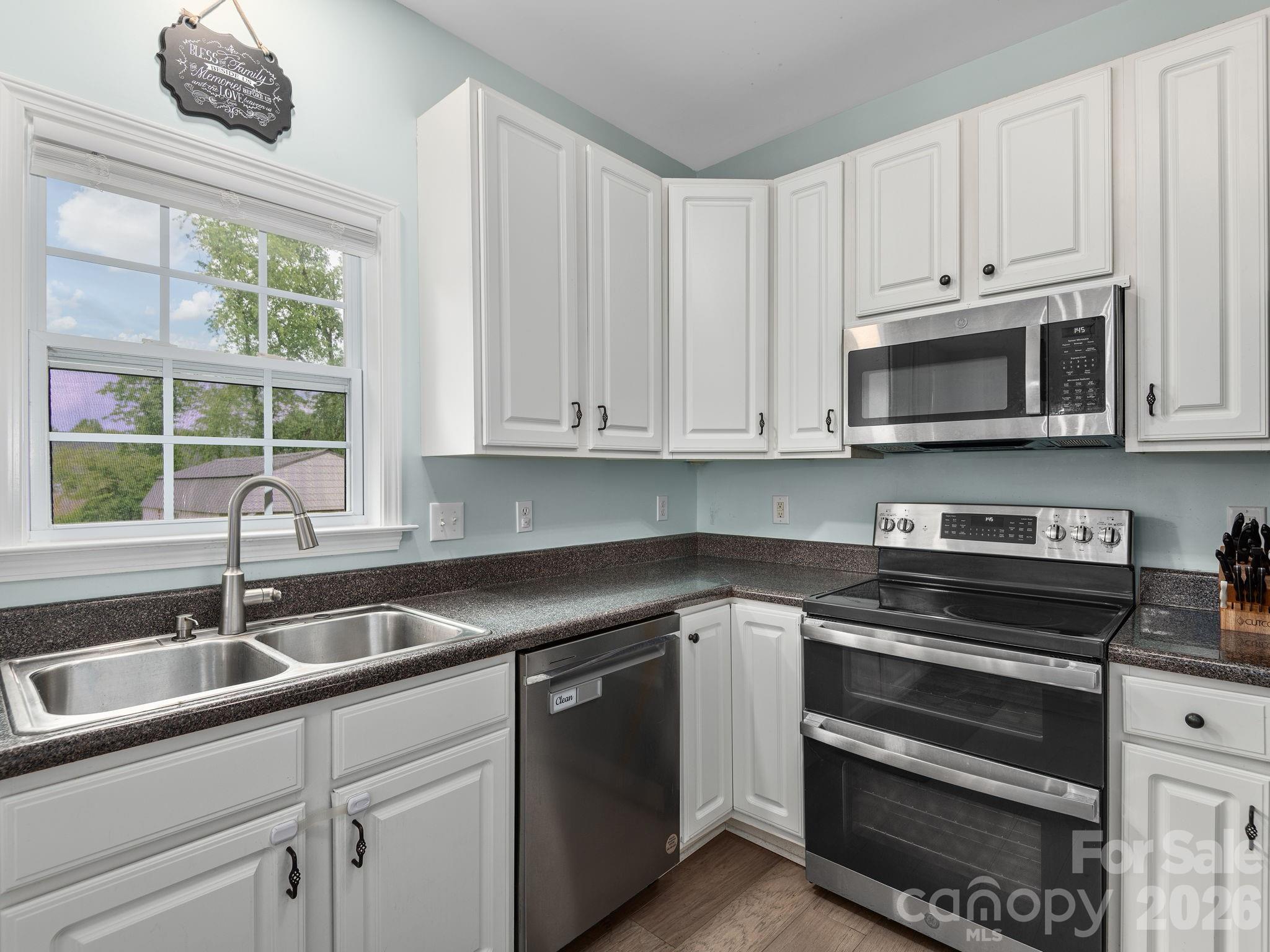Stainless Appliances - 288 Walnut Crest Road, Fletcher