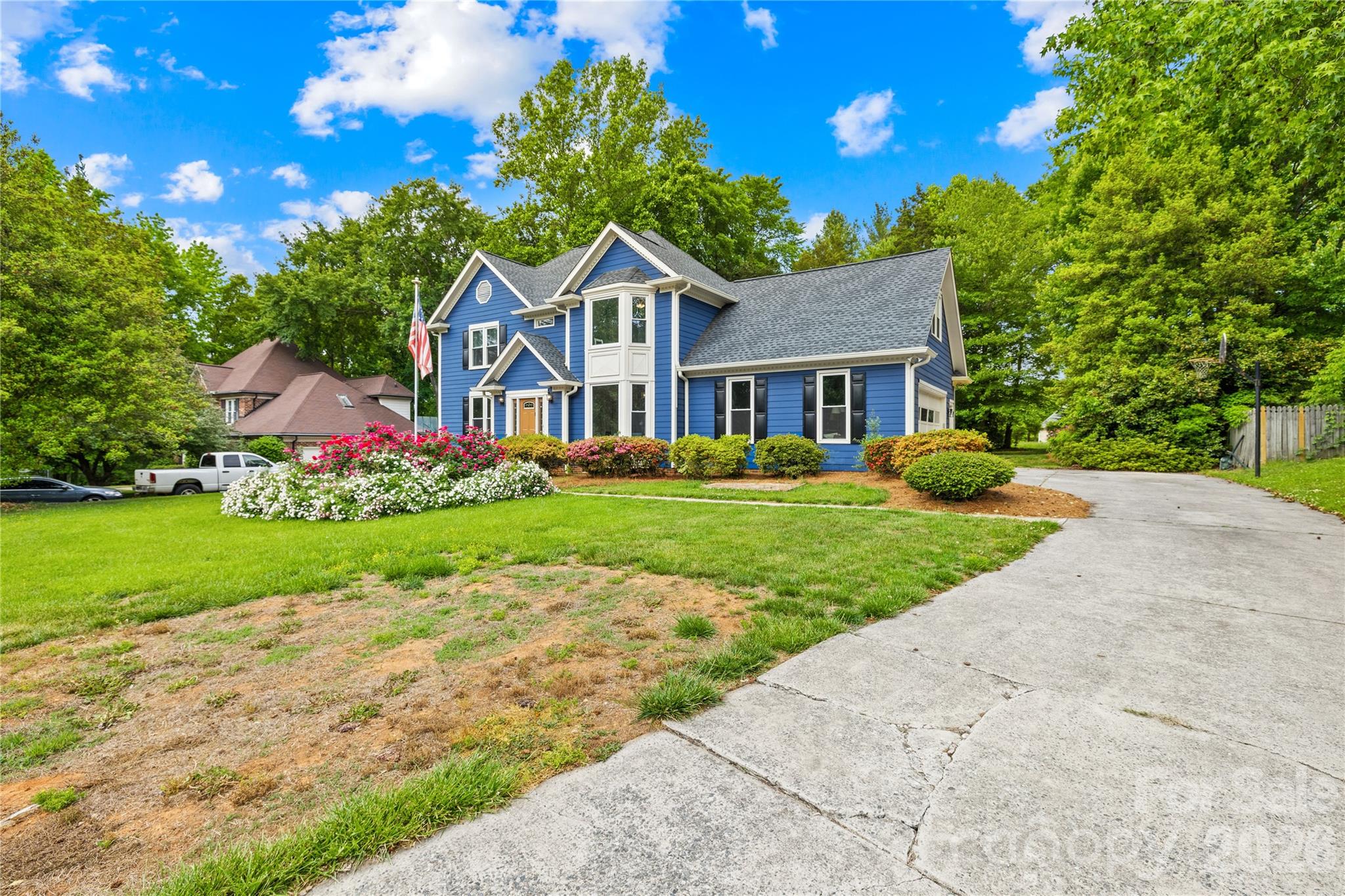 Deep driveway w/ side-facing 2-car garage - 1066 Briarcliff Road, Mooresville