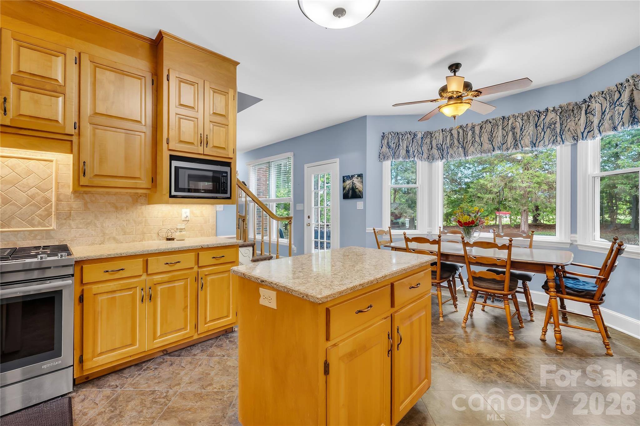 Downdraft gas range - 1066 Briarcliff Road, Mooresville