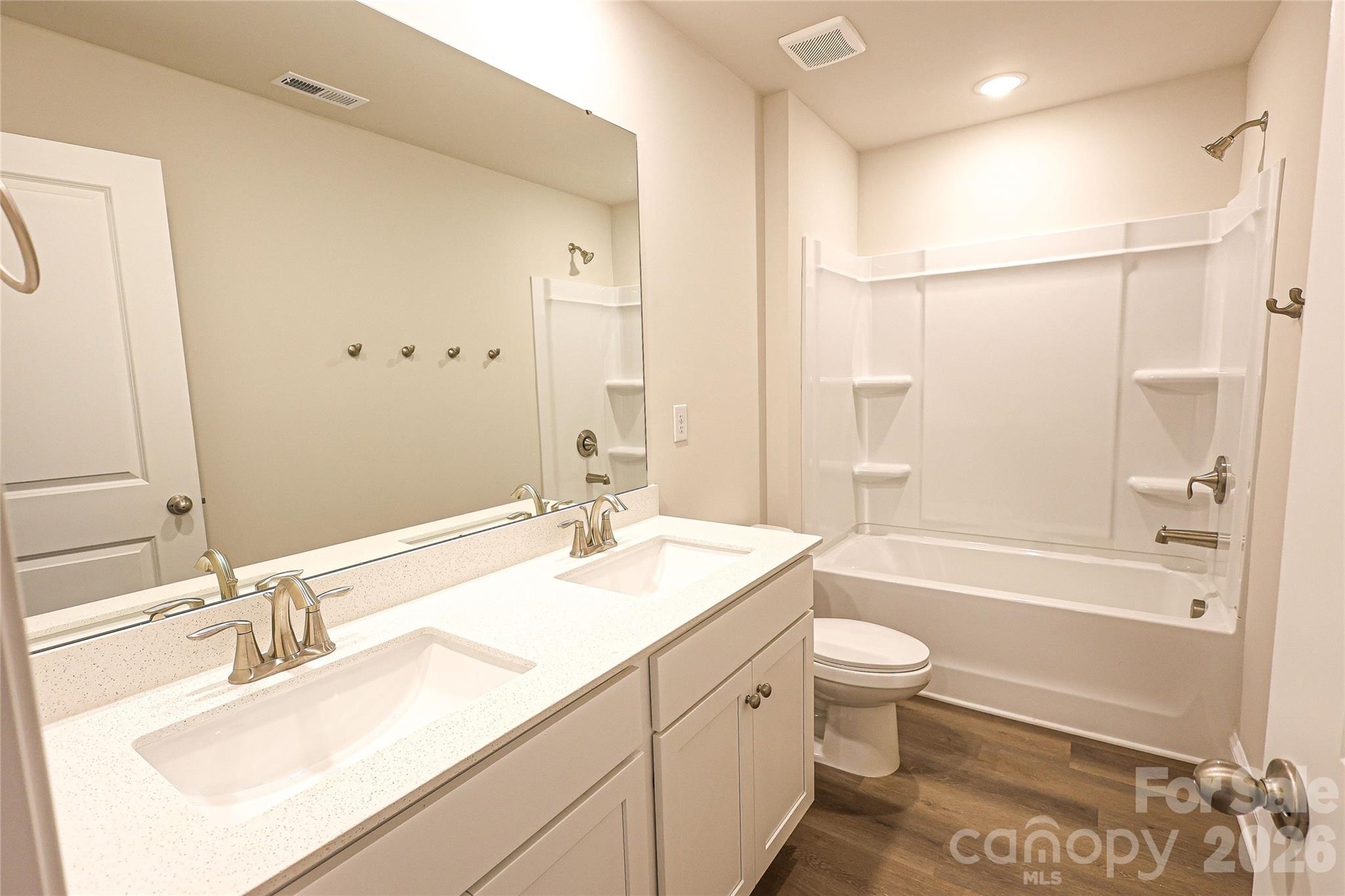 Single Family Residence at 4999 Twin River Drive, Denver, photo 13 of 44