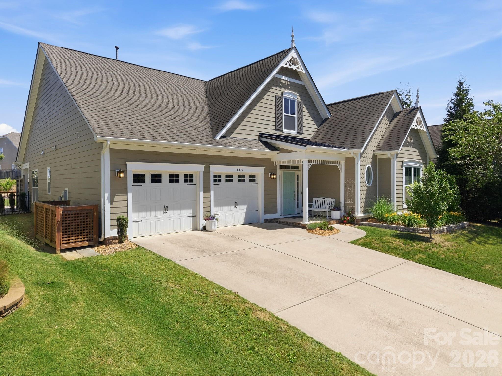 Single Family Residence at 16024 Oxford Glenn Drive, Huntersville, photo 3 of 43