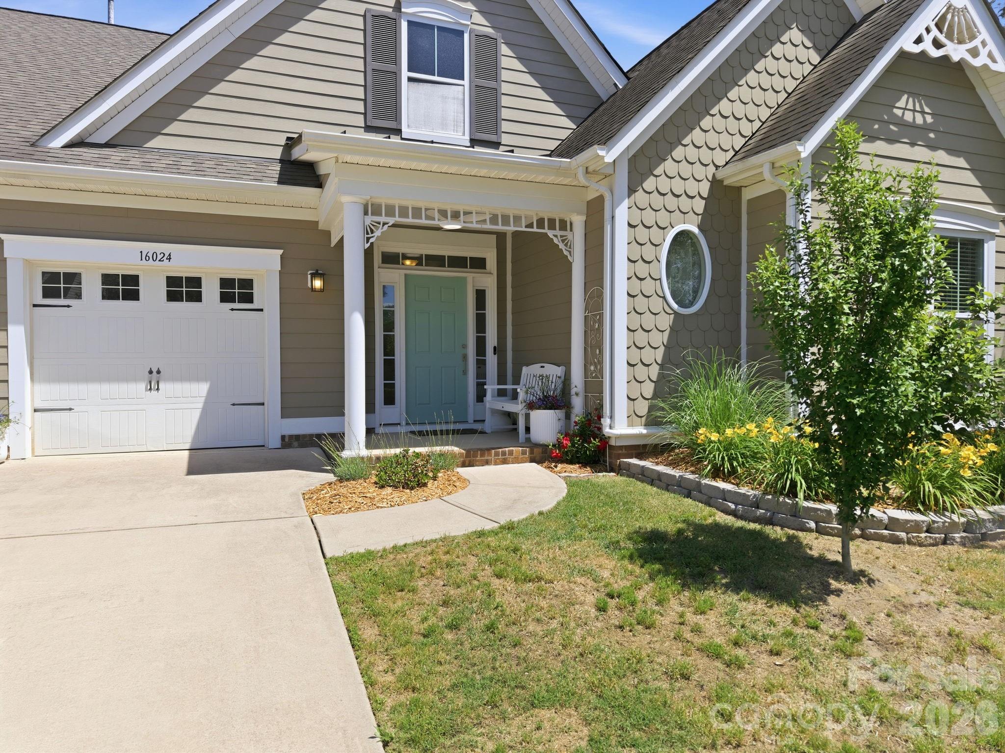 Single Family Residence at 16024 Oxford Glenn Drive, Huntersville, photo 6 of 43