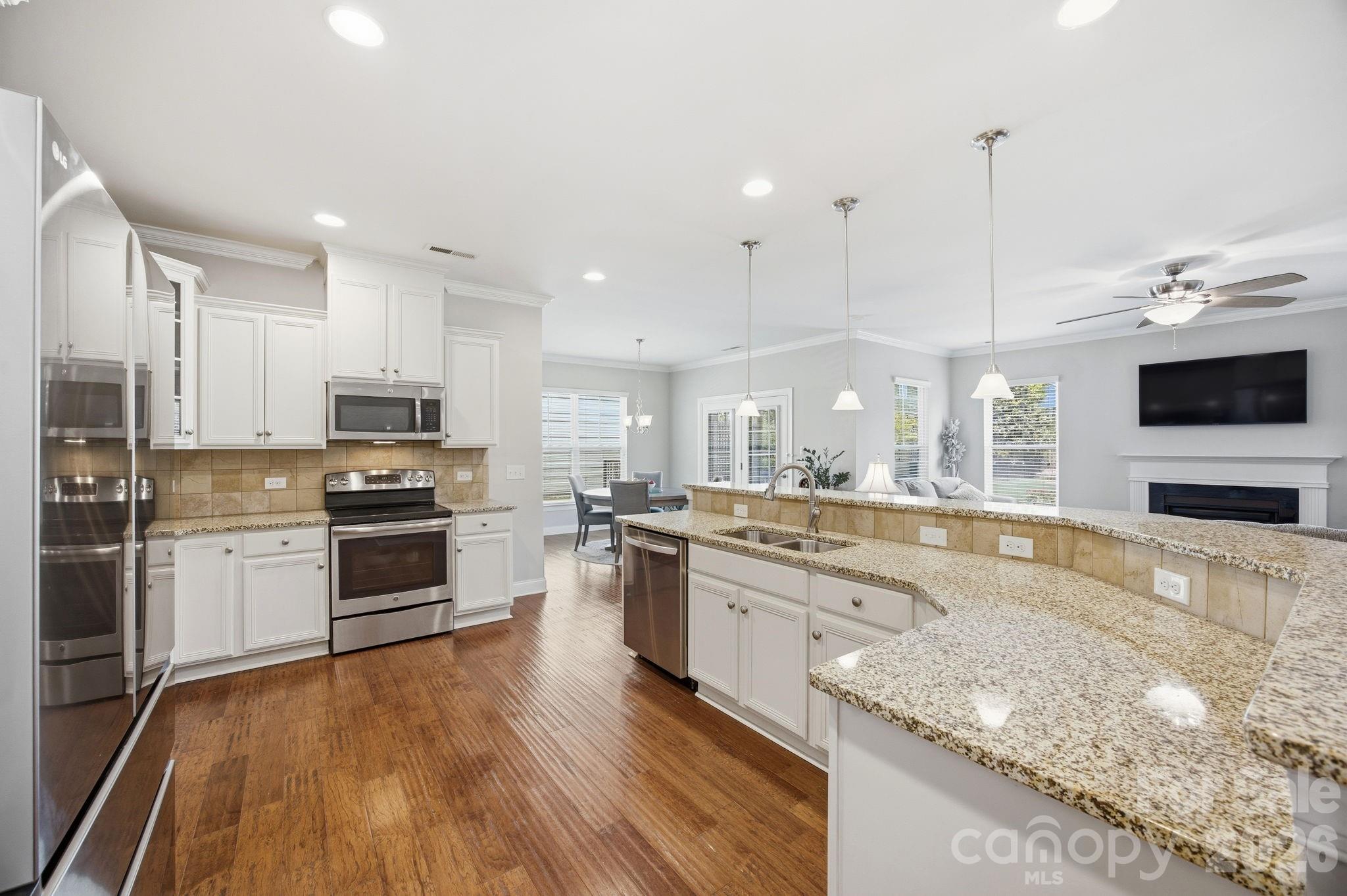 Single Family Residence at 16024 Oxford Glenn Drive, Huntersville, photo 22 of 43