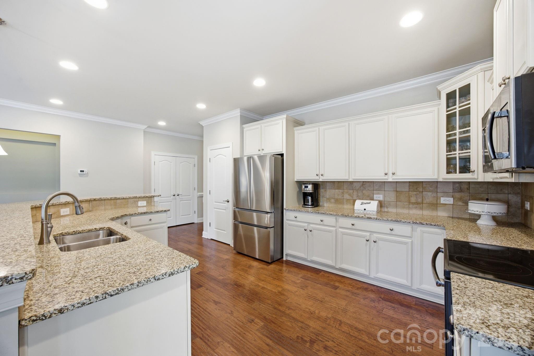Single Family Residence at 16024 Oxford Glenn Drive, Huntersville, photo 23 of 43