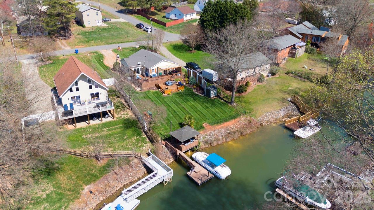 Lake living with a covered dock! - 141 Bluewing Lane, Mooresville