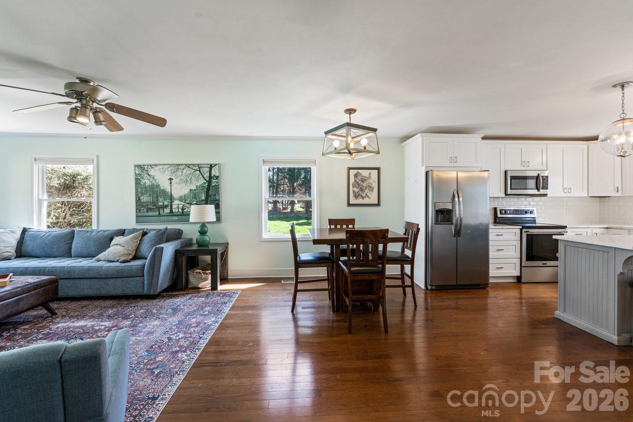 Dining nook between the kitchen and living room - 141 Bluewing Lane, Mooresville