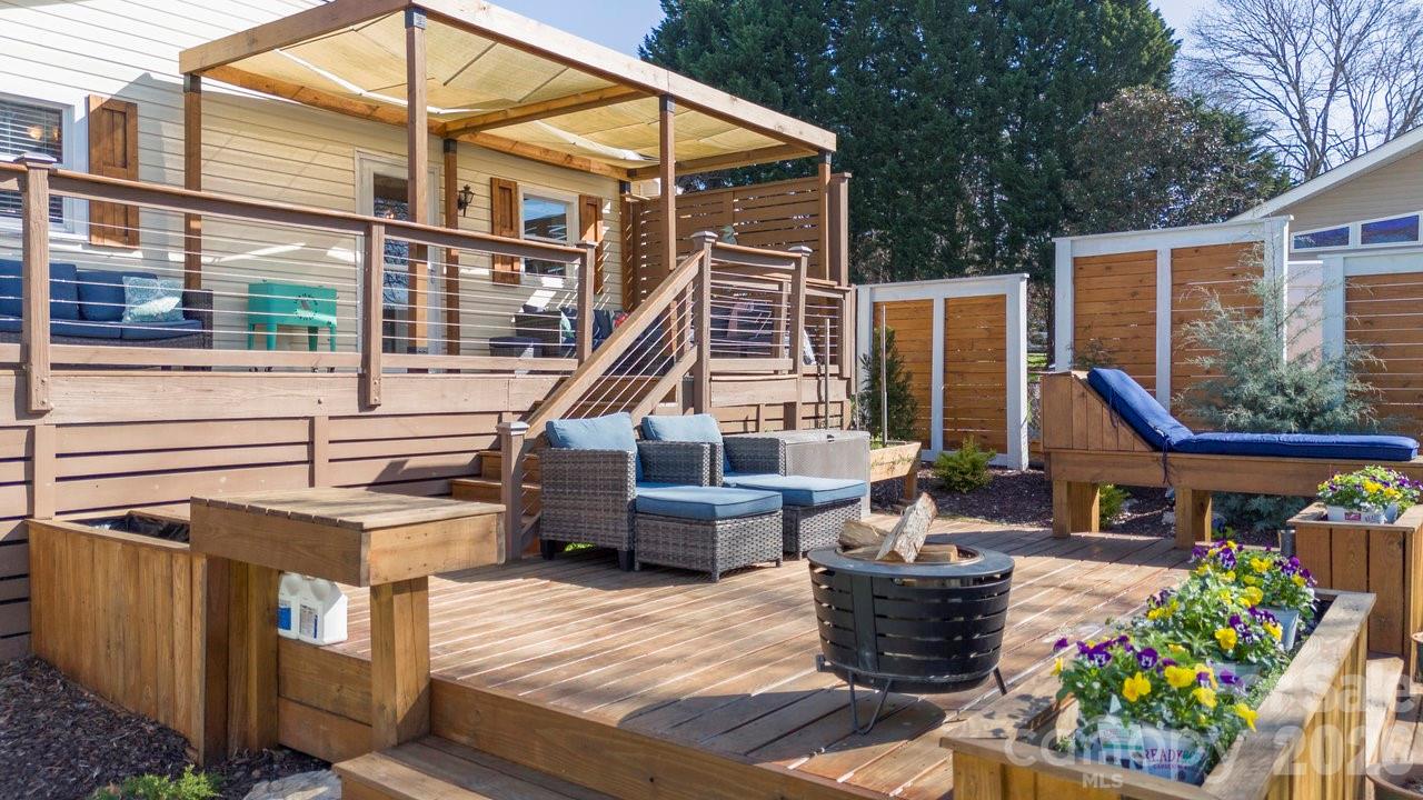 lower sunbathing deck with planters - 141 Bluewing Lane, Mooresville
