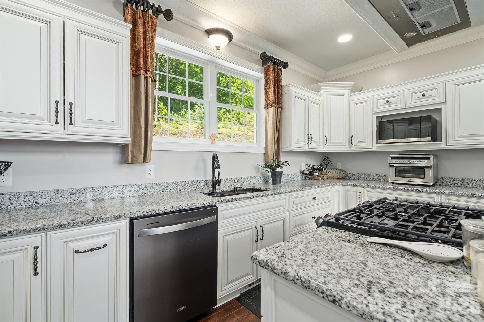 Lots of cabinet space - 114 Nesting Ridge, Waynesville