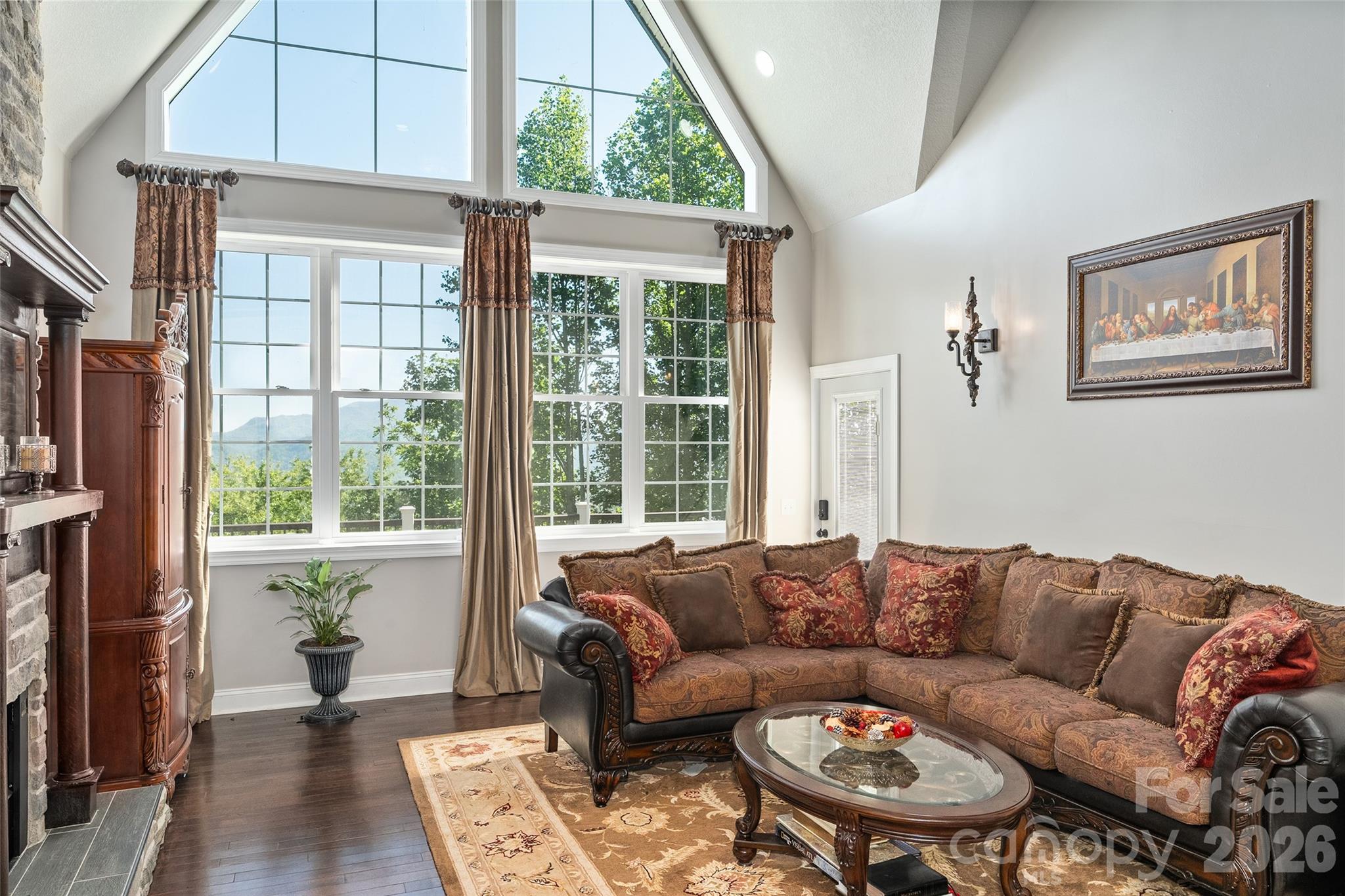 Natural light fills the great room - 114 Nesting Ridge, Waynesville