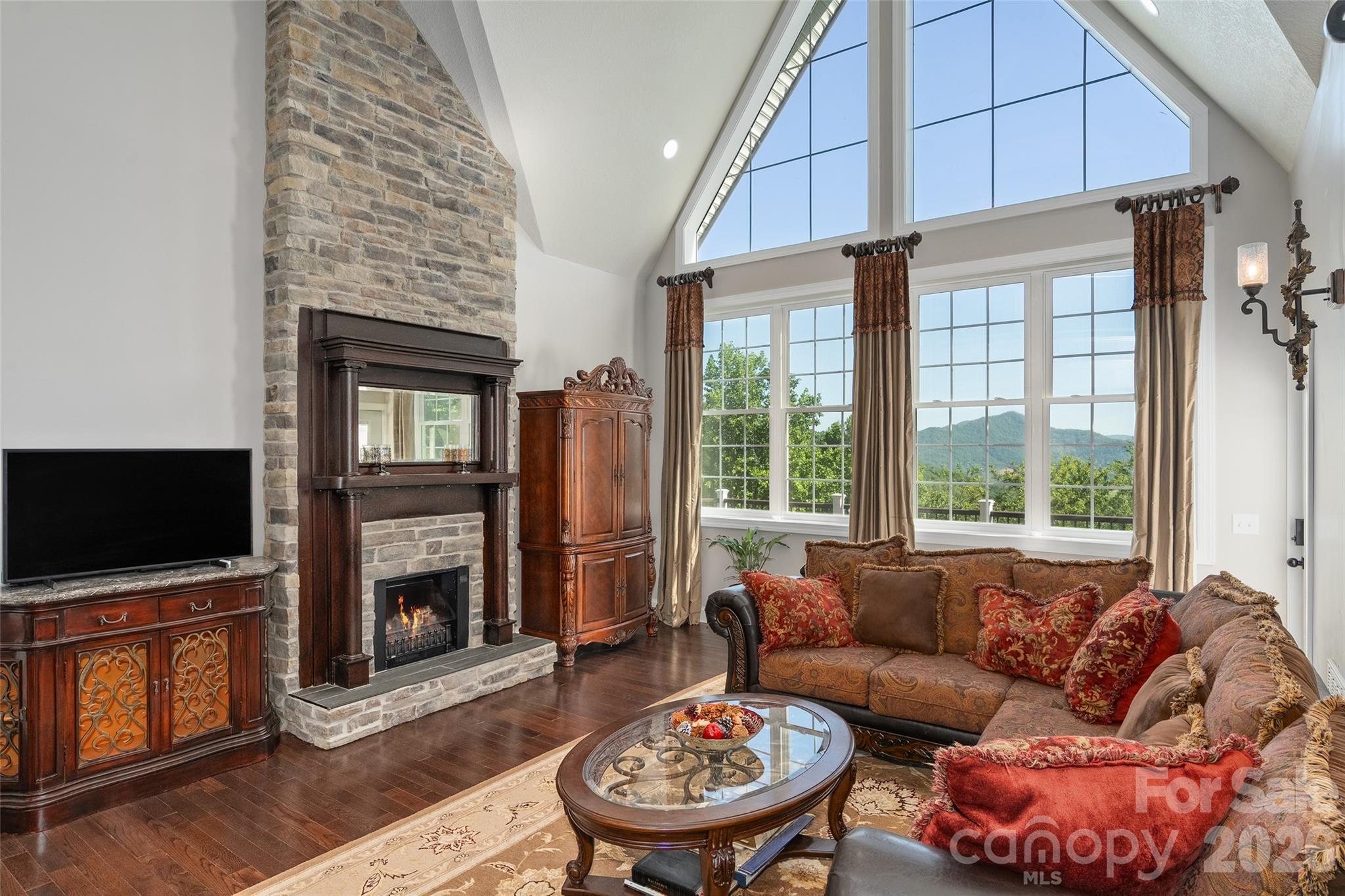 Soaring ceilings - 114 Nesting Ridge, Waynesville
