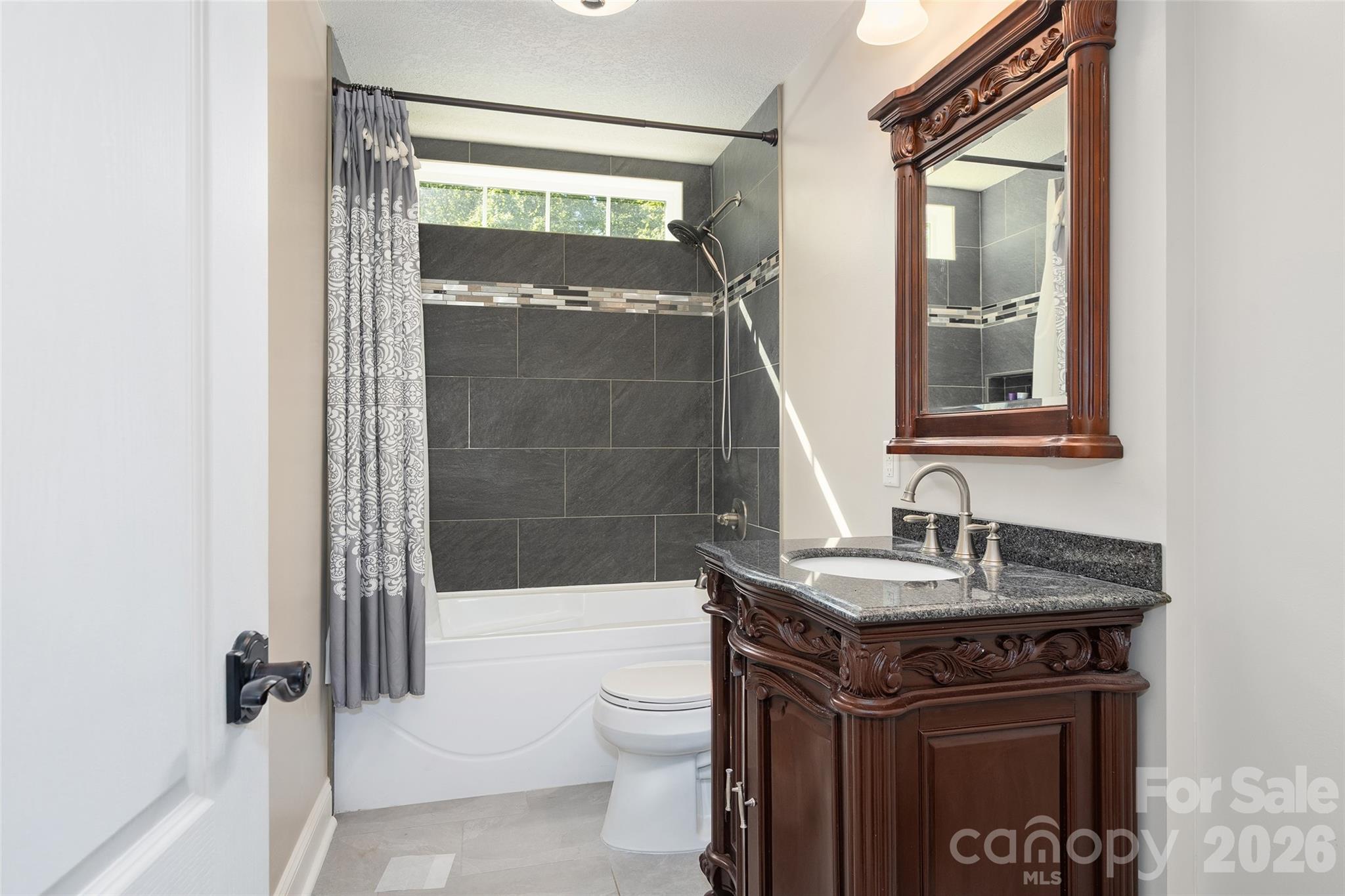 Guest full bath - 114 Nesting Ridge, Waynesville