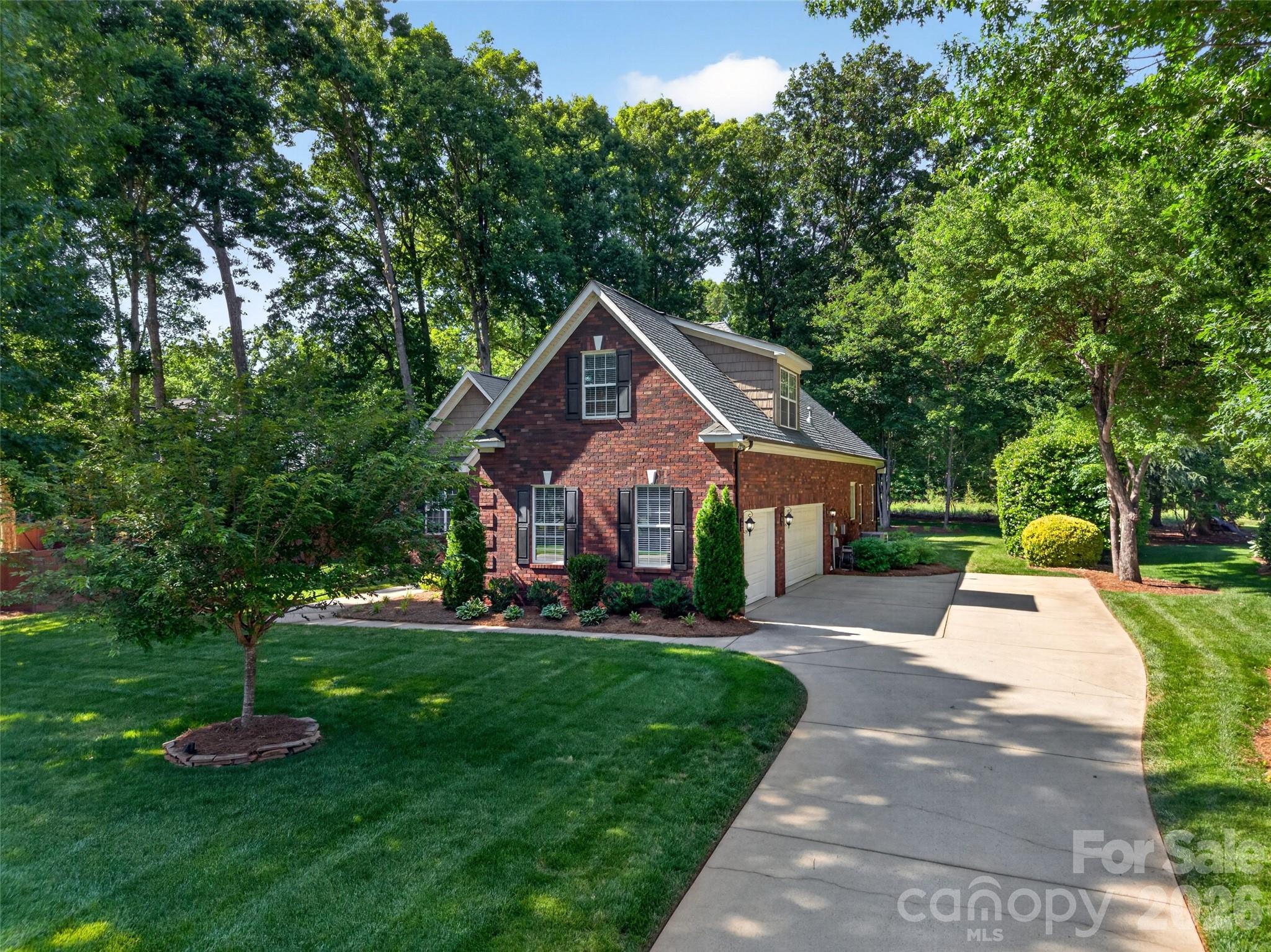 Long Driveway able to accommodate multiple vehicles - 3507 Savannah Way, Monroe
