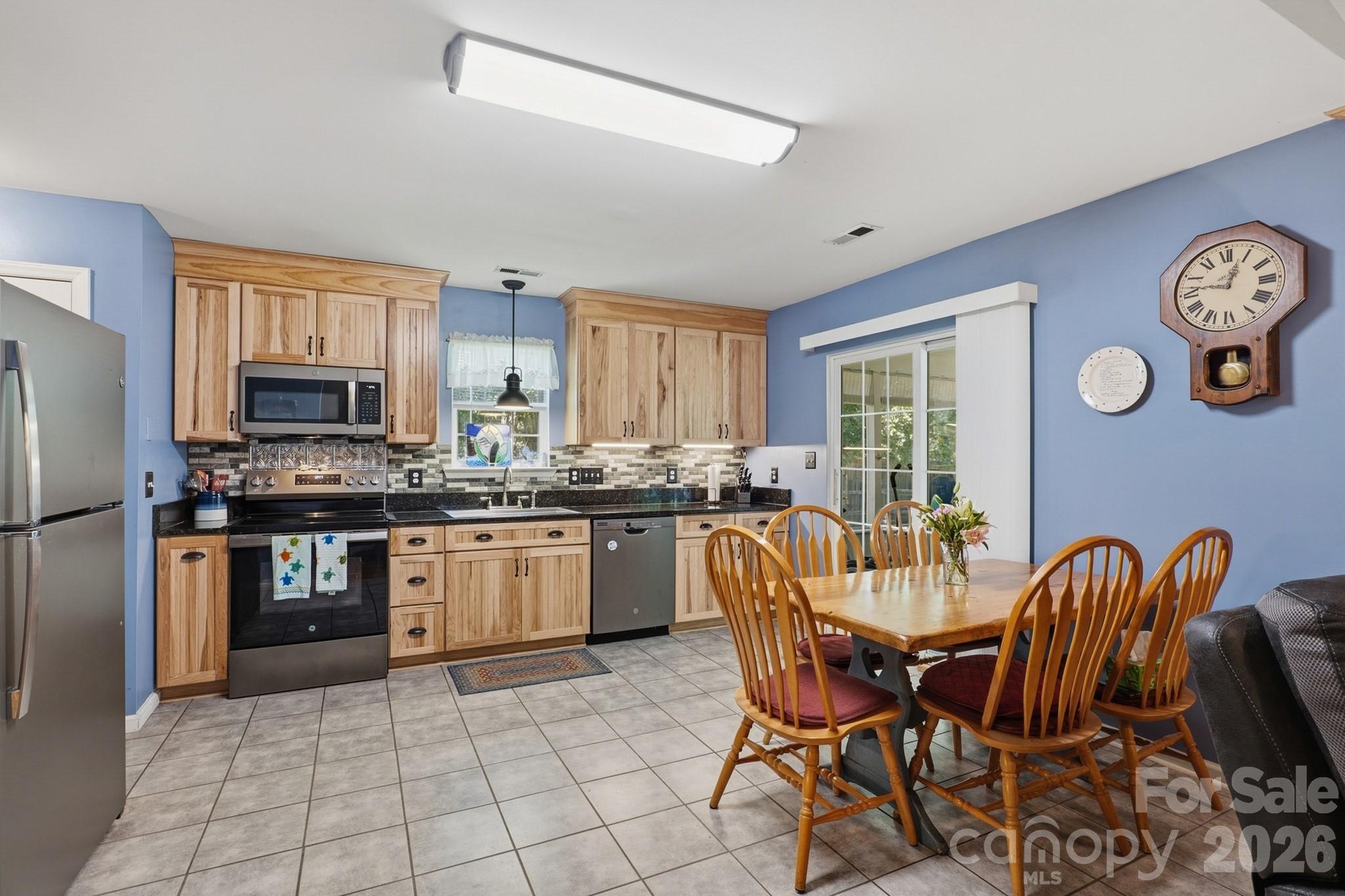 Single Family Residence at 1118 Slate Ridge Road, Matthews, photo 4 of 29