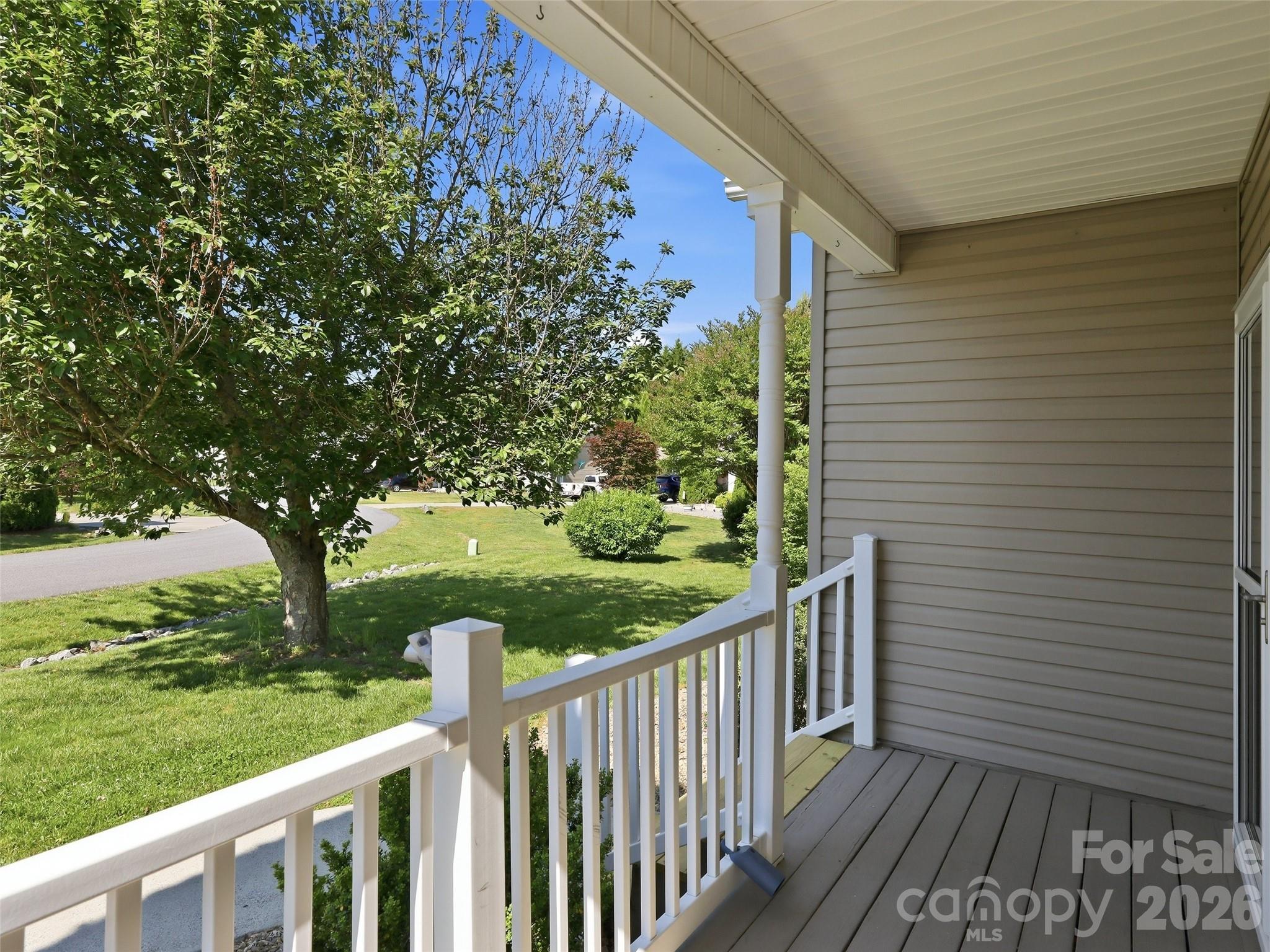 Single Family Residence at 209 Beechnut Drive, Hendersonville, photo 4 of 48