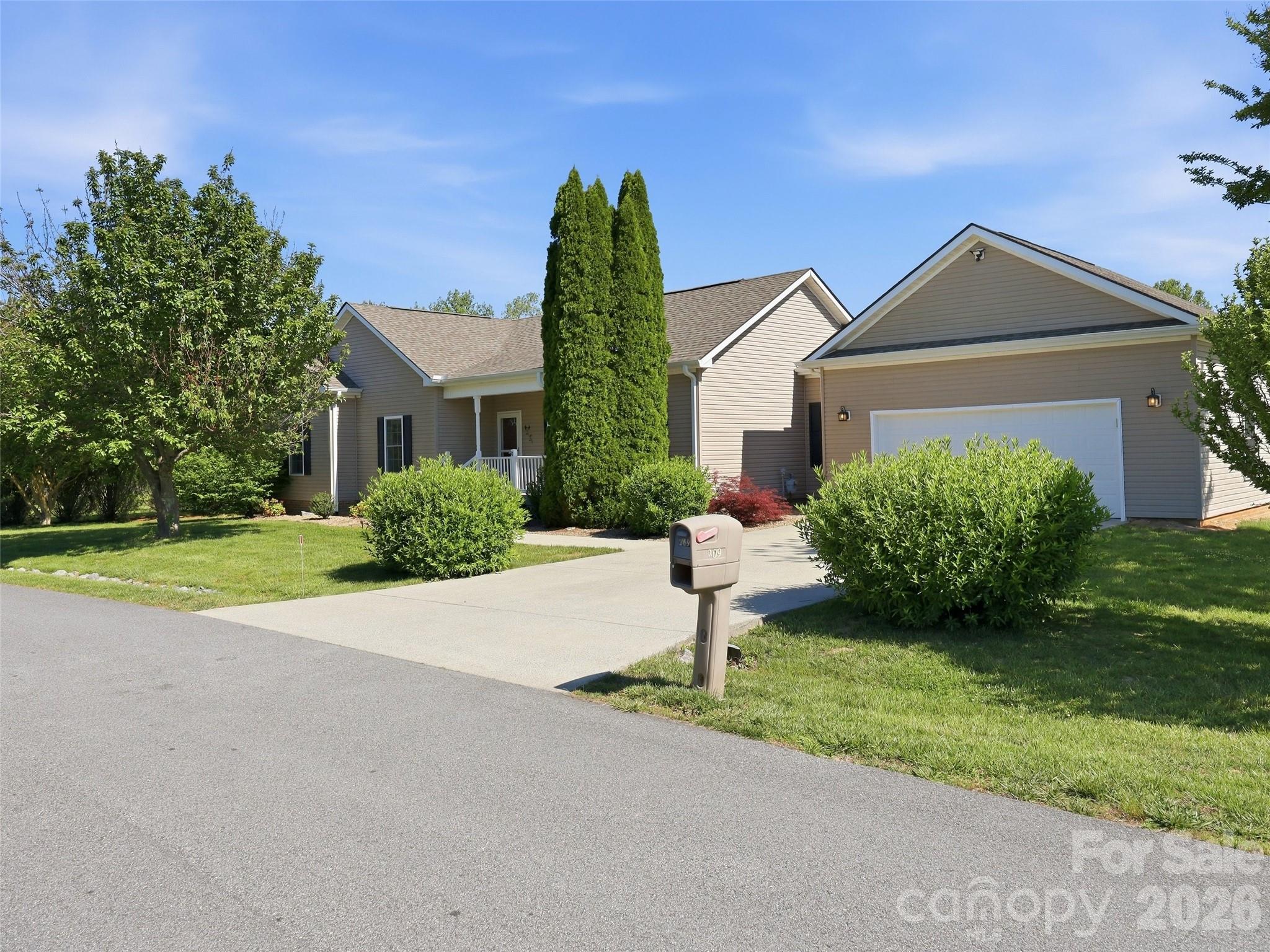Single Family Residence at 209 Beechnut Drive, Hendersonville, photo 36 of 48