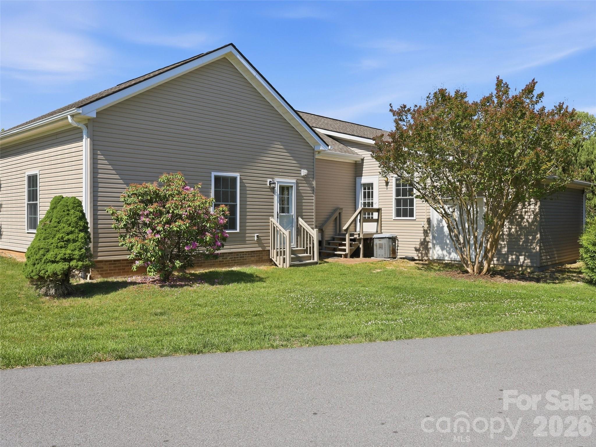 Single Family Residence at 209 Beechnut Drive, Hendersonville, photo 38 of 48