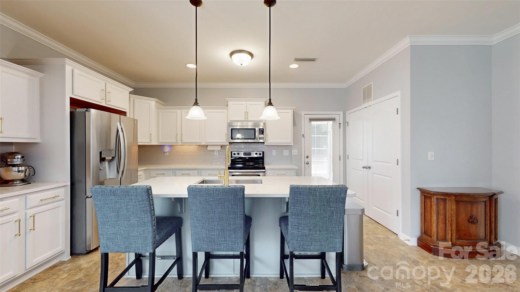 An island offering more seating - 1101 Jasmine Drive, Indian Land