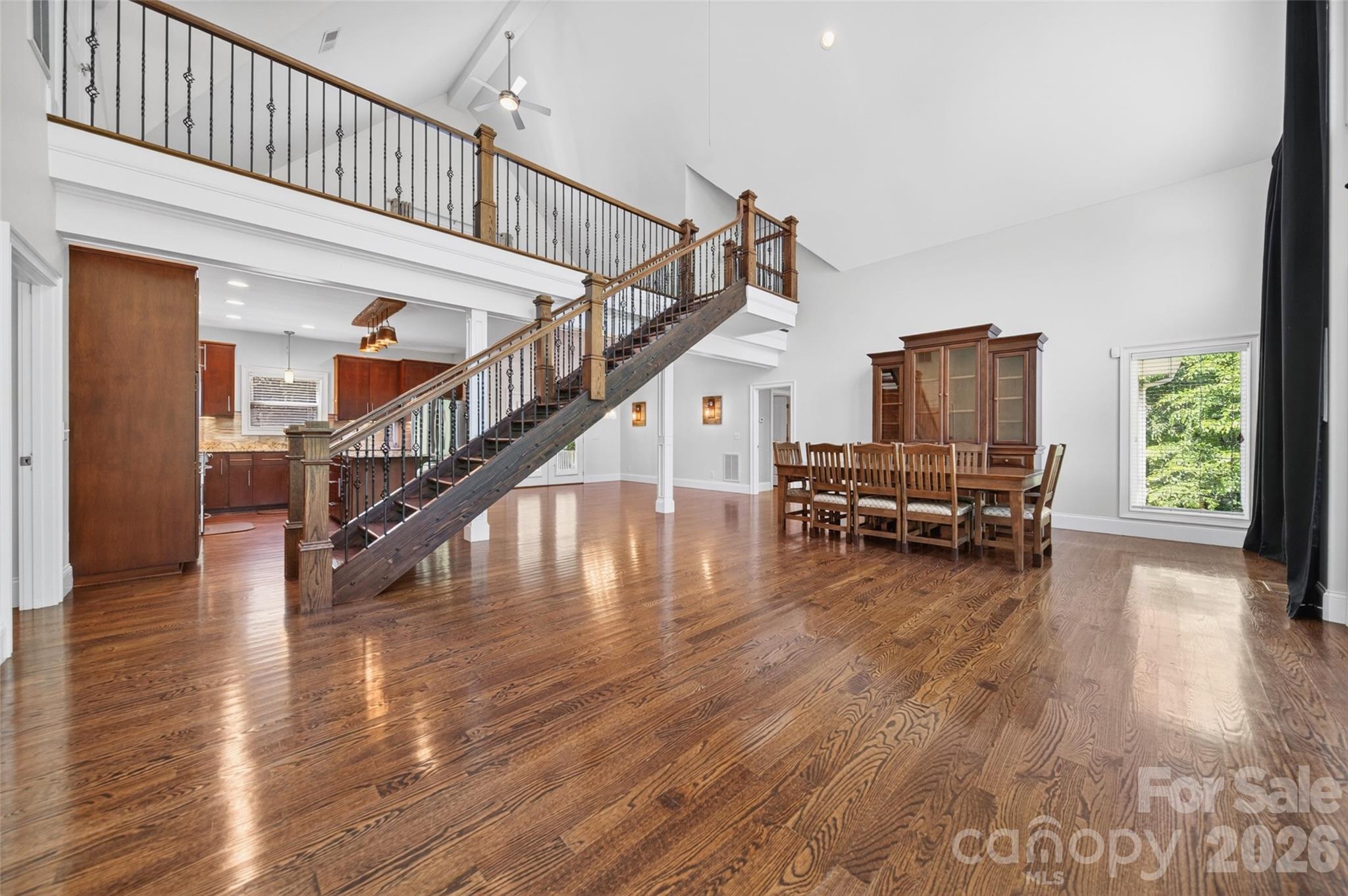 Expansive family room with vaulted ceiling, open to upstairs huge loft - 2977 Cabin Creek Drive, Catawba