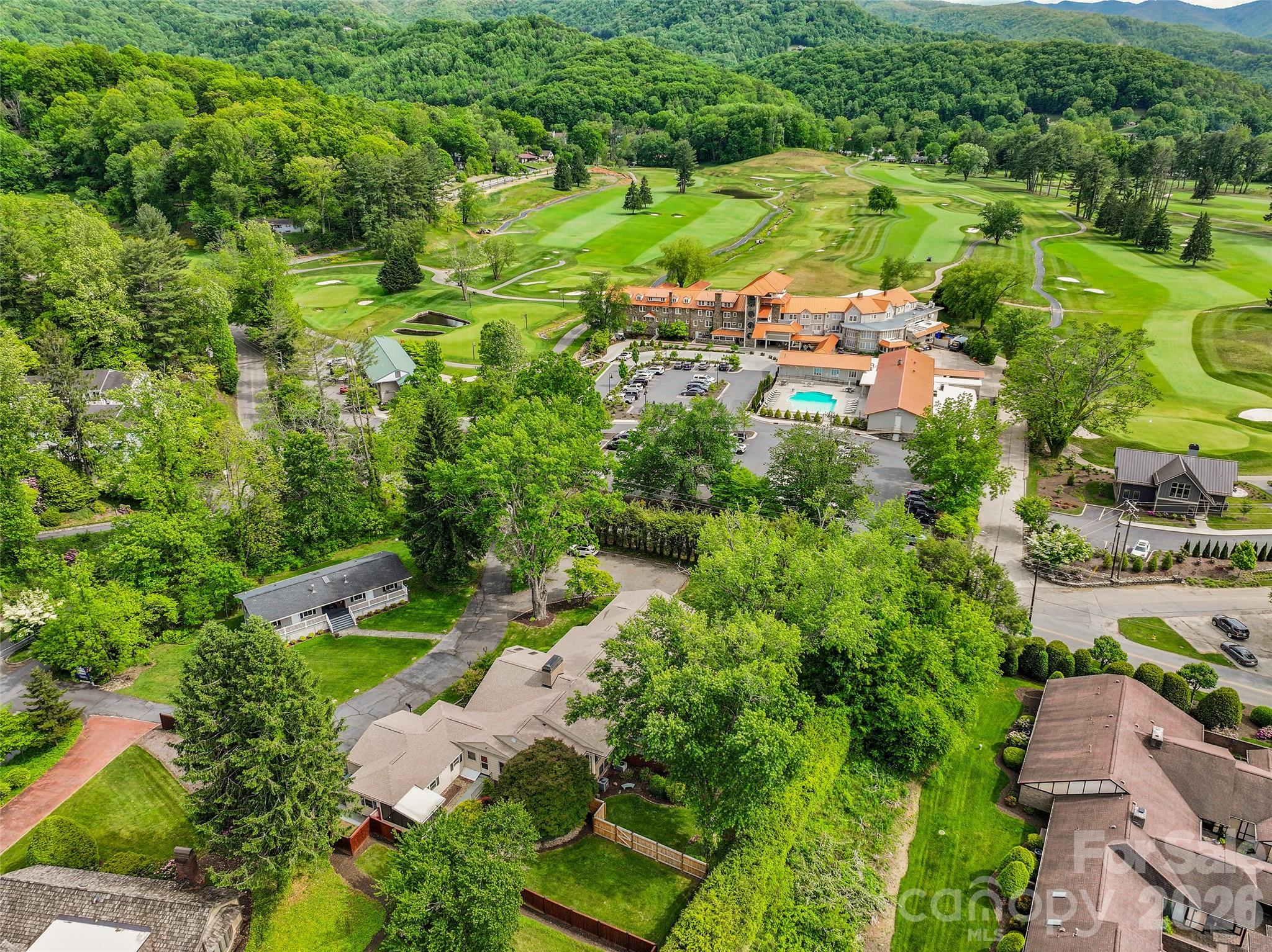 Walking distance to Waynesville Inn and Golf Club - 142 Country Club Drive, Waynesville