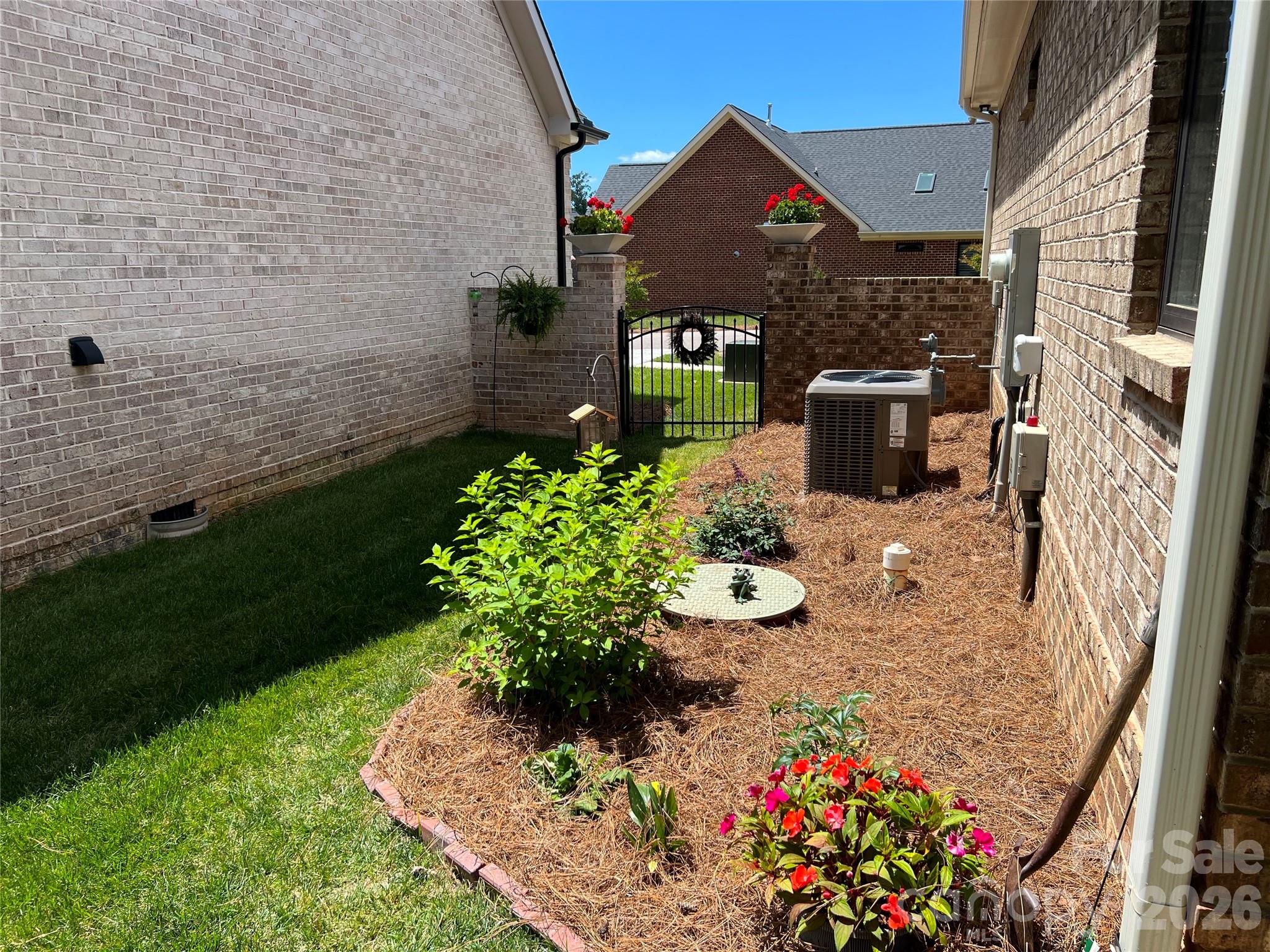 Side court yard - 5124 Silver Trace Lane, Denver