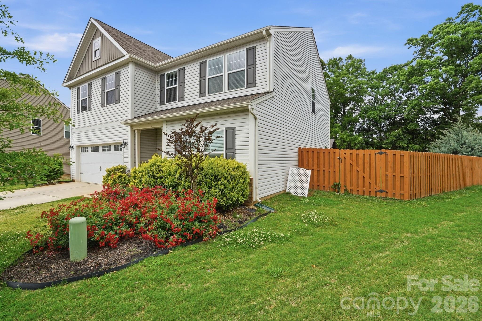 Single Family Residence at 1006 Brooksland Place, Waxhaw, photo 3 of 34
