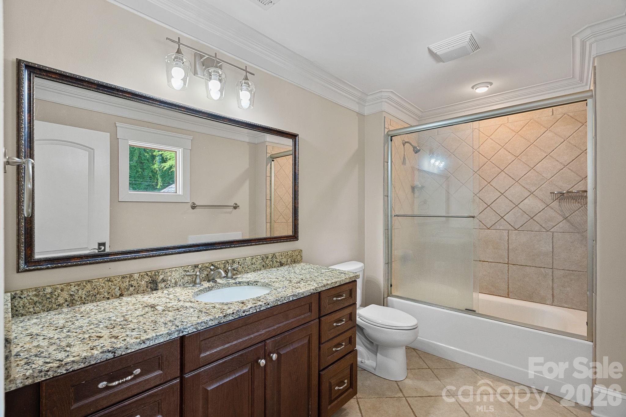 Upstairs Hall Bathroom - 236 Tuskarora Trail, Mooresville