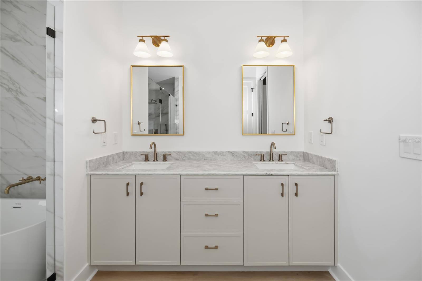 Luxurious Primary Ensuite with Dual Sink Vanity. - 16692 LIGGETT CIR, PORT CHARLOTTE