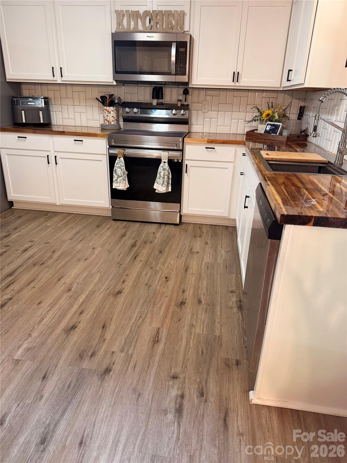 Single Family Residence at 2212 Pinnacle View Drive, Kings Mountain, photo 2 of 19