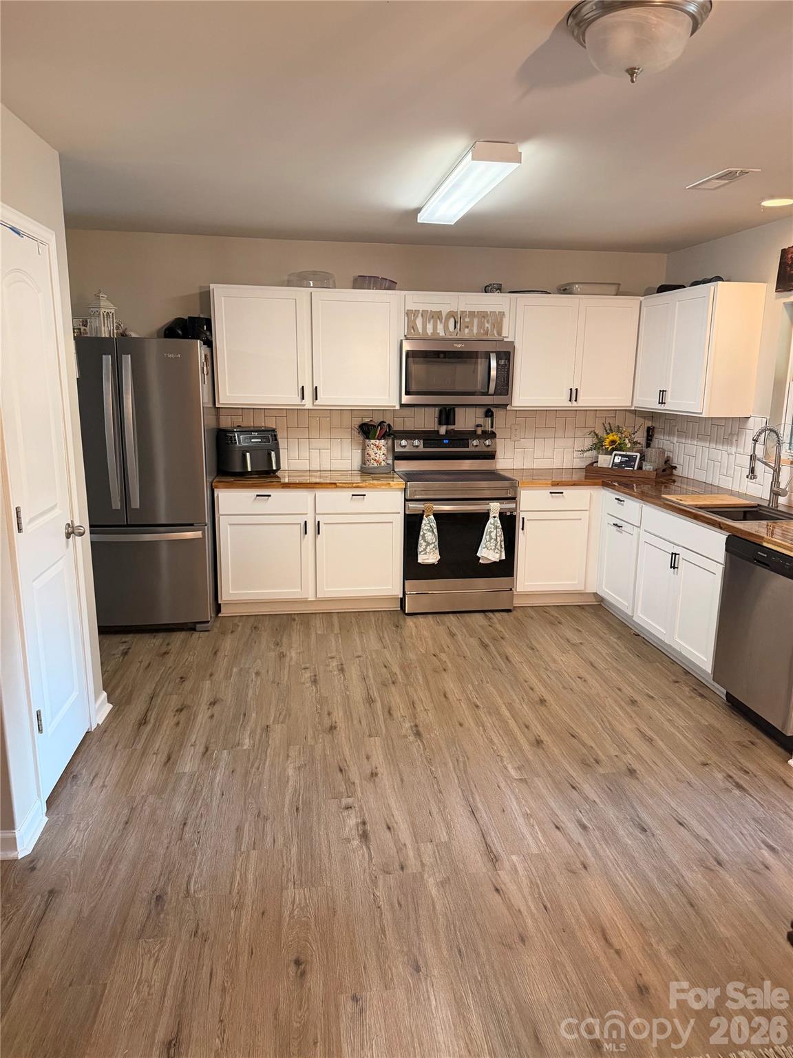Single Family Residence at 2212 Pinnacle View Drive, Kings Mountain, photo 3 of 19
