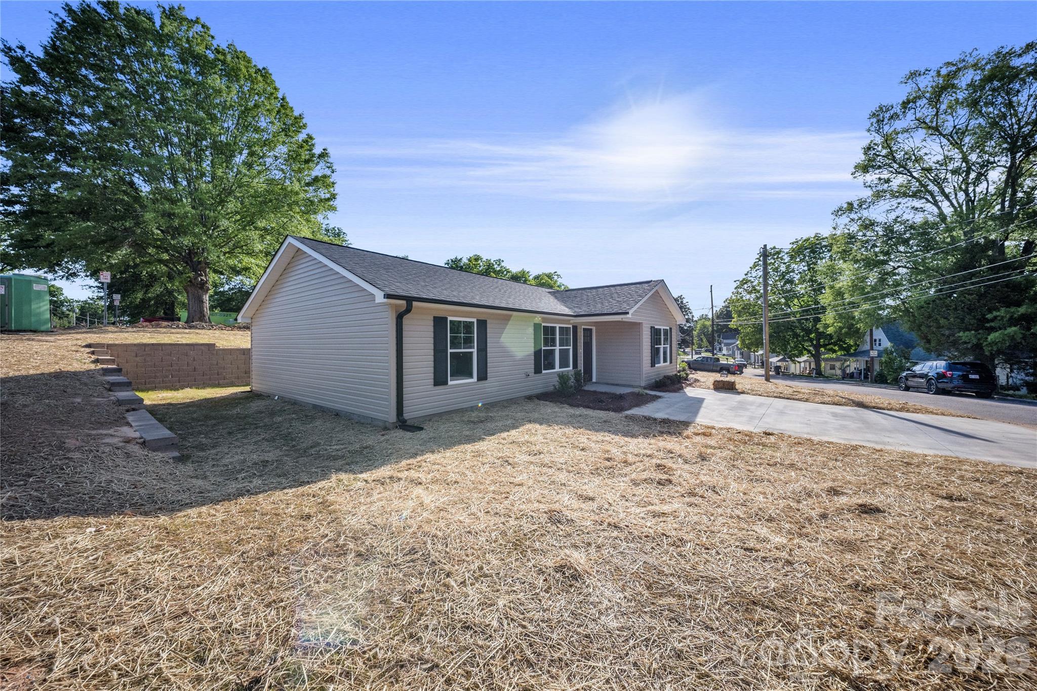 Single Family Residence at 301 W 9th Street, Kannapolis, photo 2 of 19