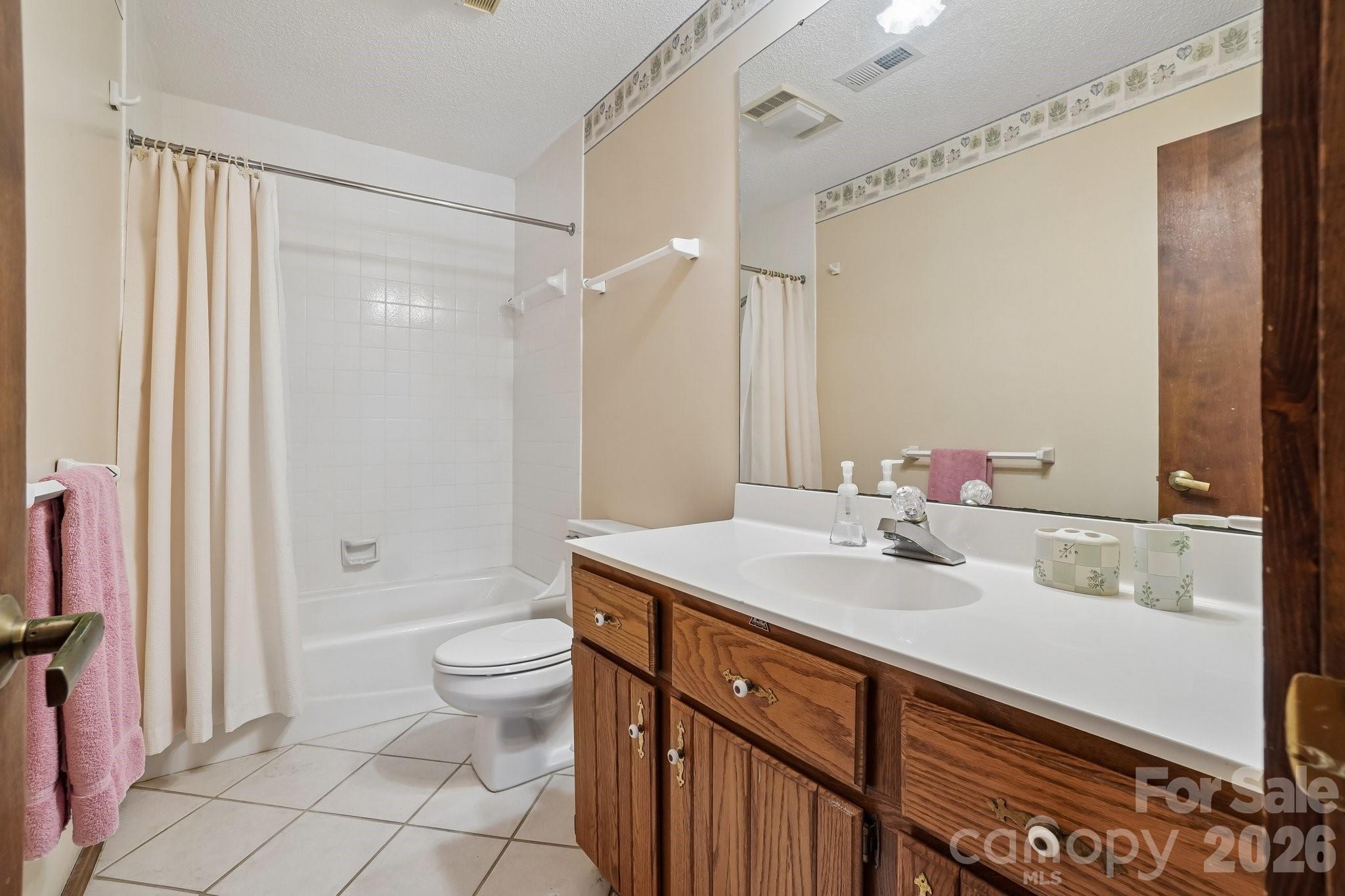 Primary Suite Tiled Tub/Shower Combo - 302 Eagles Nest Court S, Mars Hill