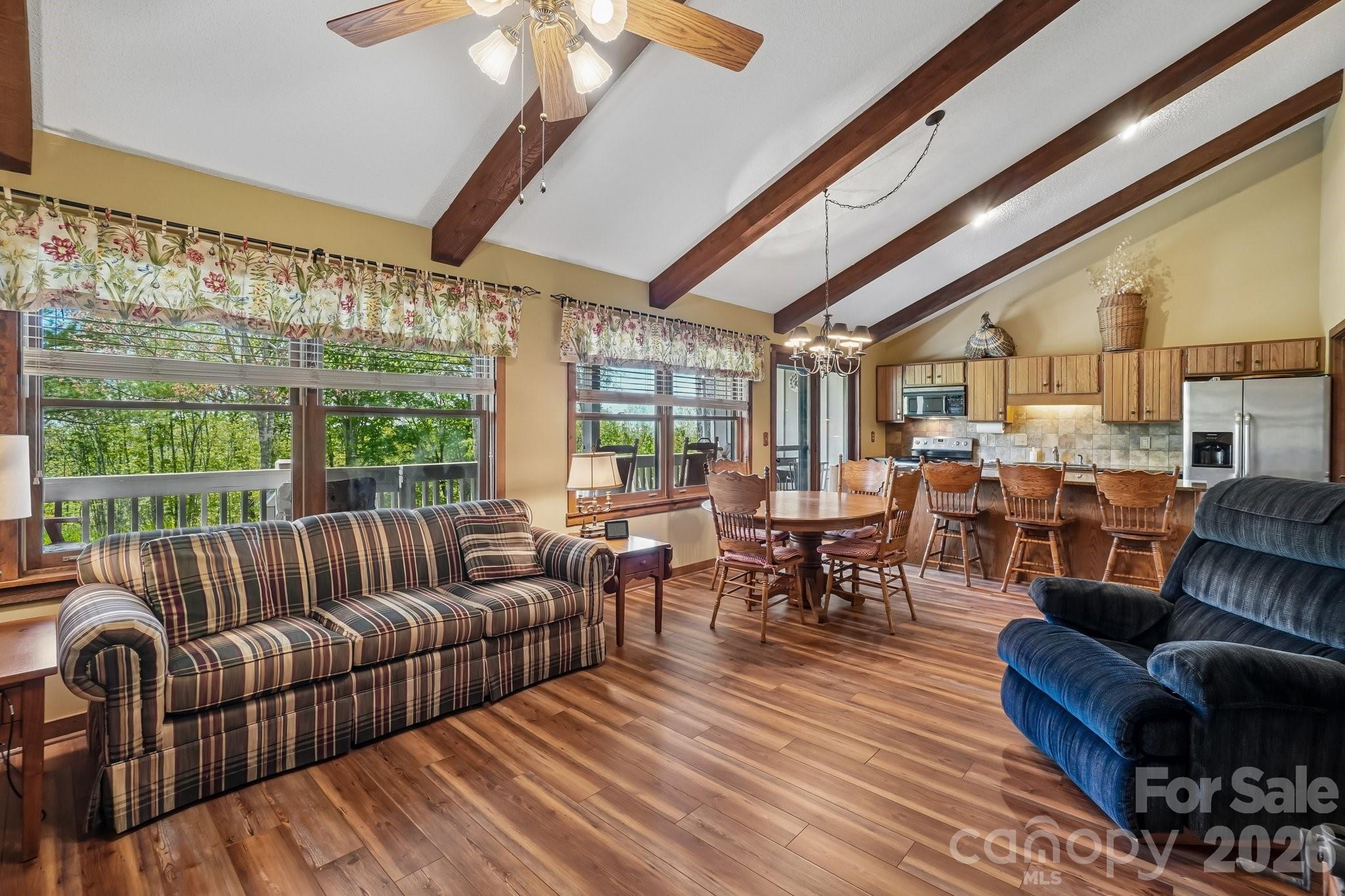 Great Room With views and Cathedral Ceilings - 302 Eagles Nest Court S, Mars Hill