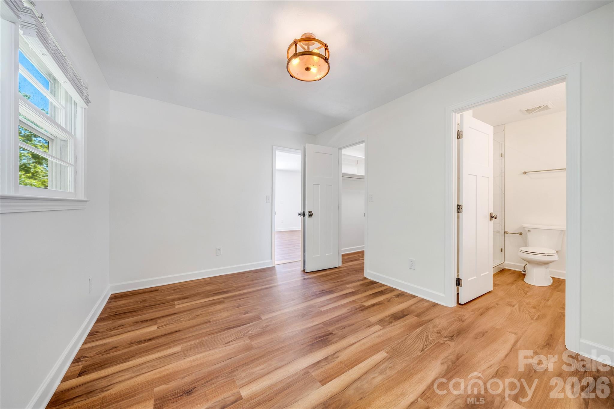 Main-level bedroom with walk-in closet and ensuite bathroom - 69 Milburn Lane, Hendersonville