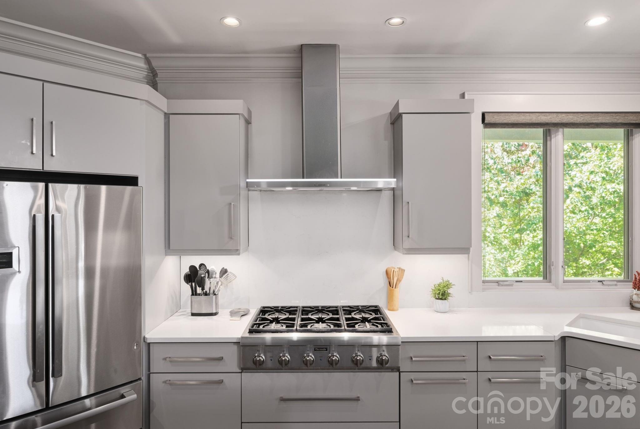 Gas cooktop with vented hood - 31 Bradford Vistas Drive, Fletcher