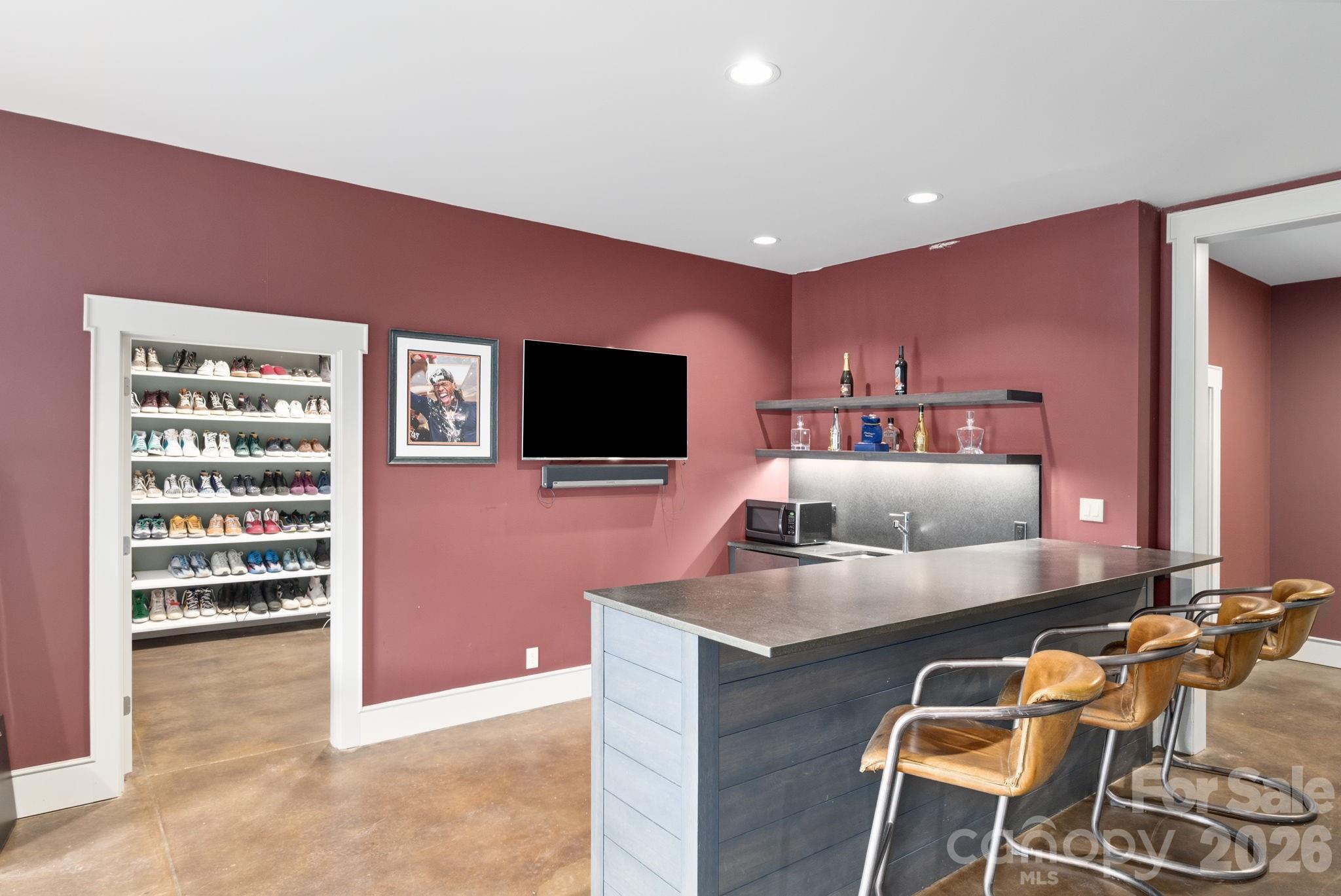 Appointed with a spacious kitchennette and bar - 31 Bradford Vistas Drive, Fletcher