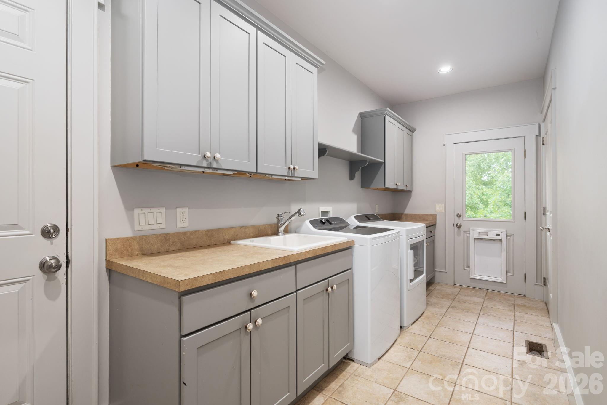 Main level mudroom and laundry room - 31 Bradford Vistas Drive, Fletcher