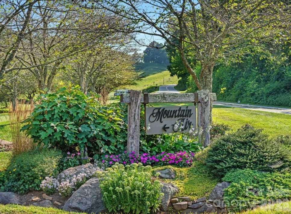 MOUNTAIN AIR - ENTRANCE - 427 Spring Rock Road, Burnsville