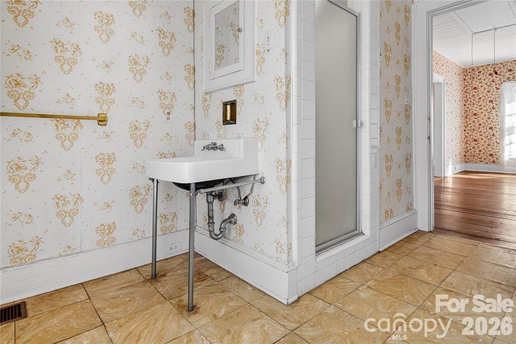and separate tiled shower. - 11124 Eastfield Road, Huntersville