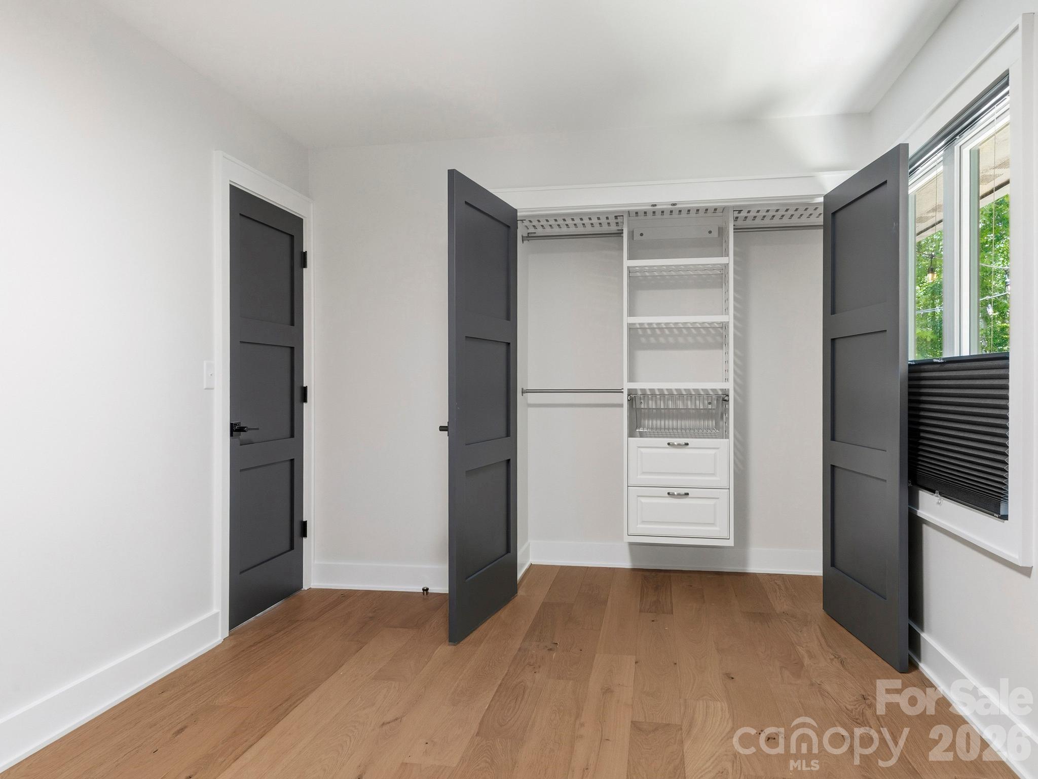 custom closets - 17 Muirfield Drive, Arden