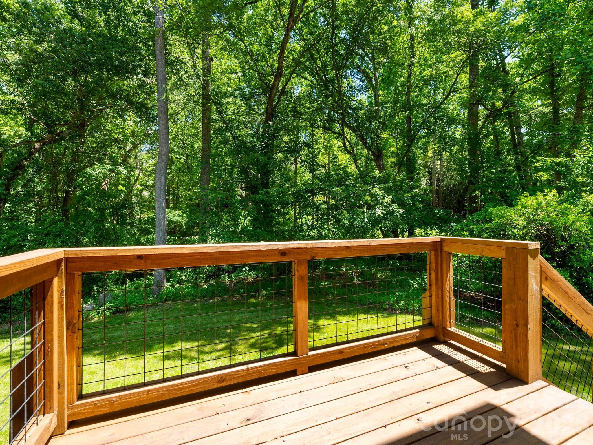 lower deck with access to the yard - 17 Muirfield Drive, Arden