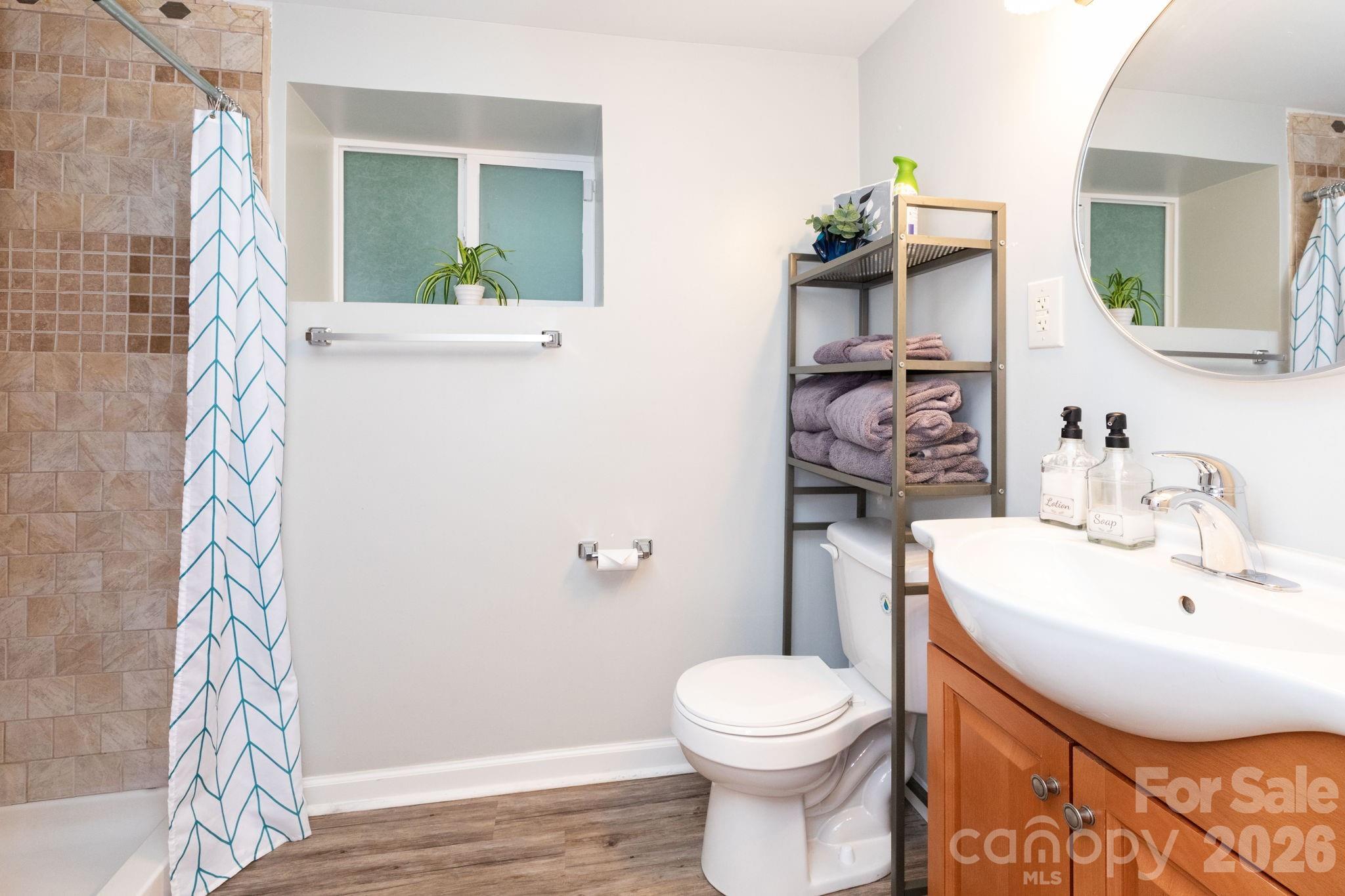 Basement Full Bathroom - 215 Butternut Lane, Leicester
